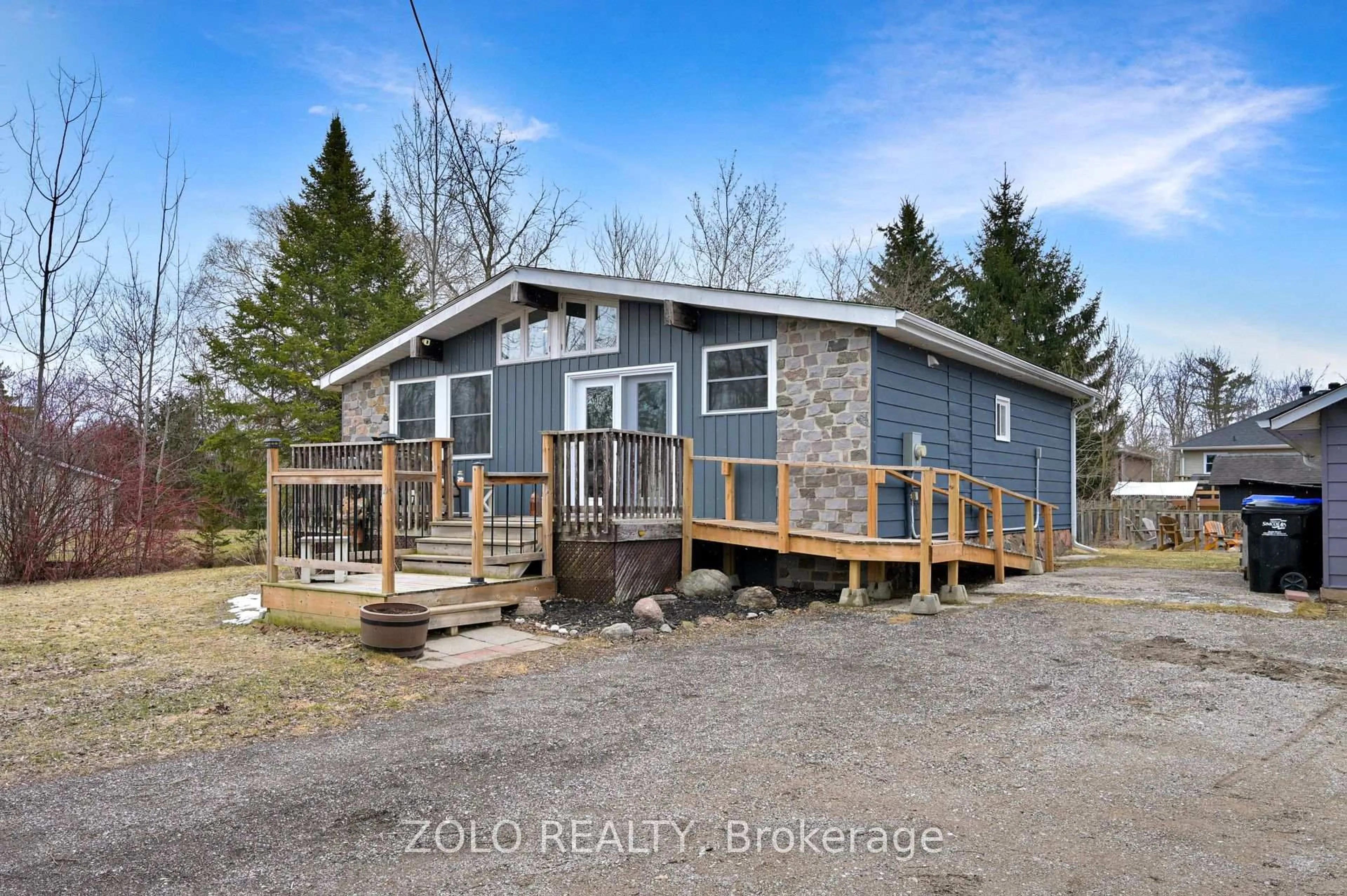 A pic from outside/outdoor area/front of a property/back of a property/a pic from drone, building for 1055 Balsam Rd, Innisfil Ontario L0L 1C0