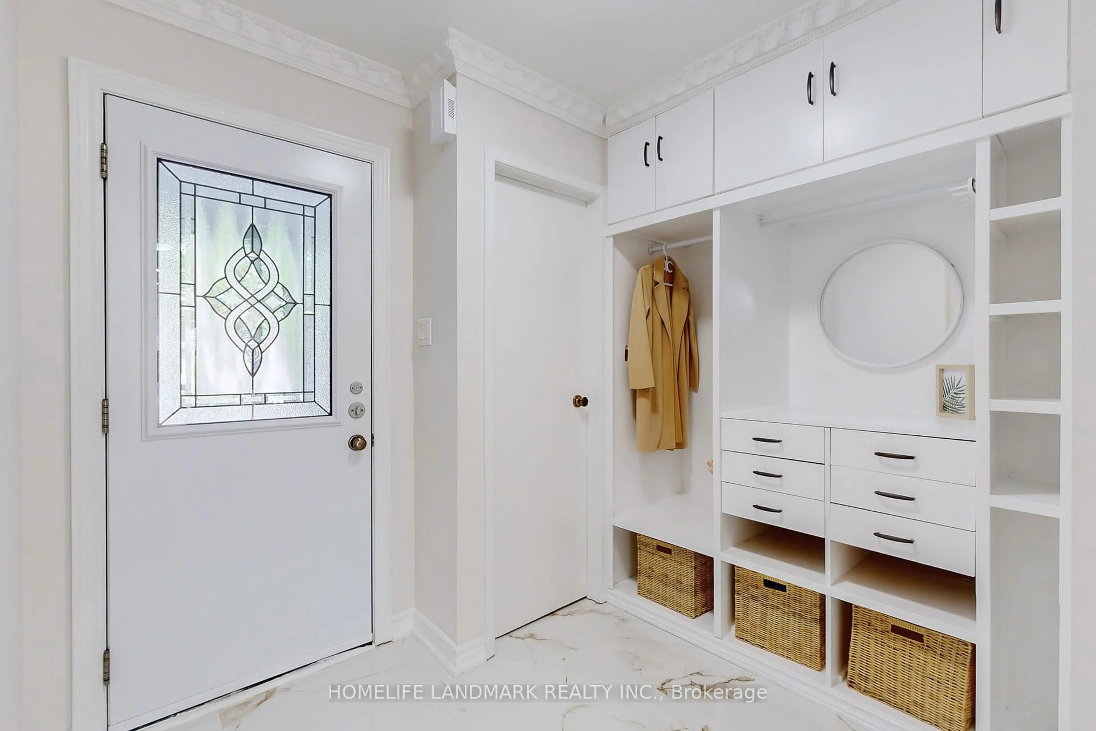 Indoor entryway for 37 Lansbury Crt, Vaughan Ontario L4J 5K1