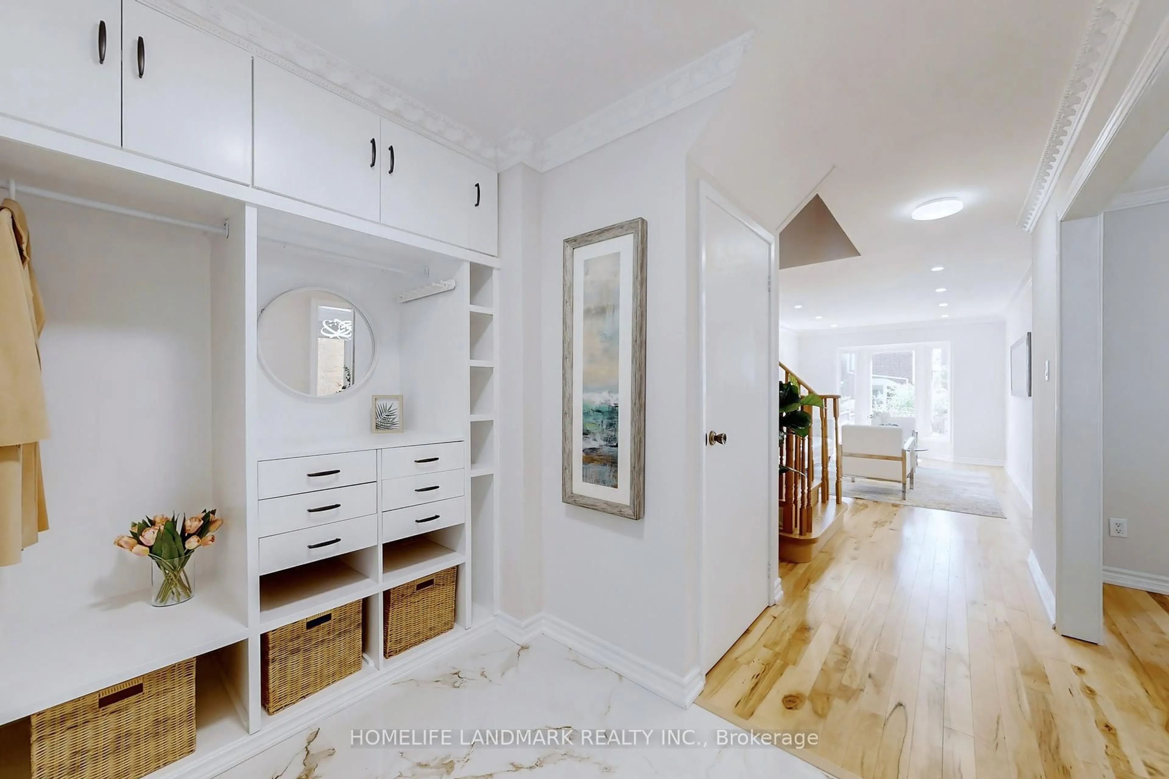 Indoor entryway for 37 Lansbury Crt, Vaughan Ontario L4J 5K1