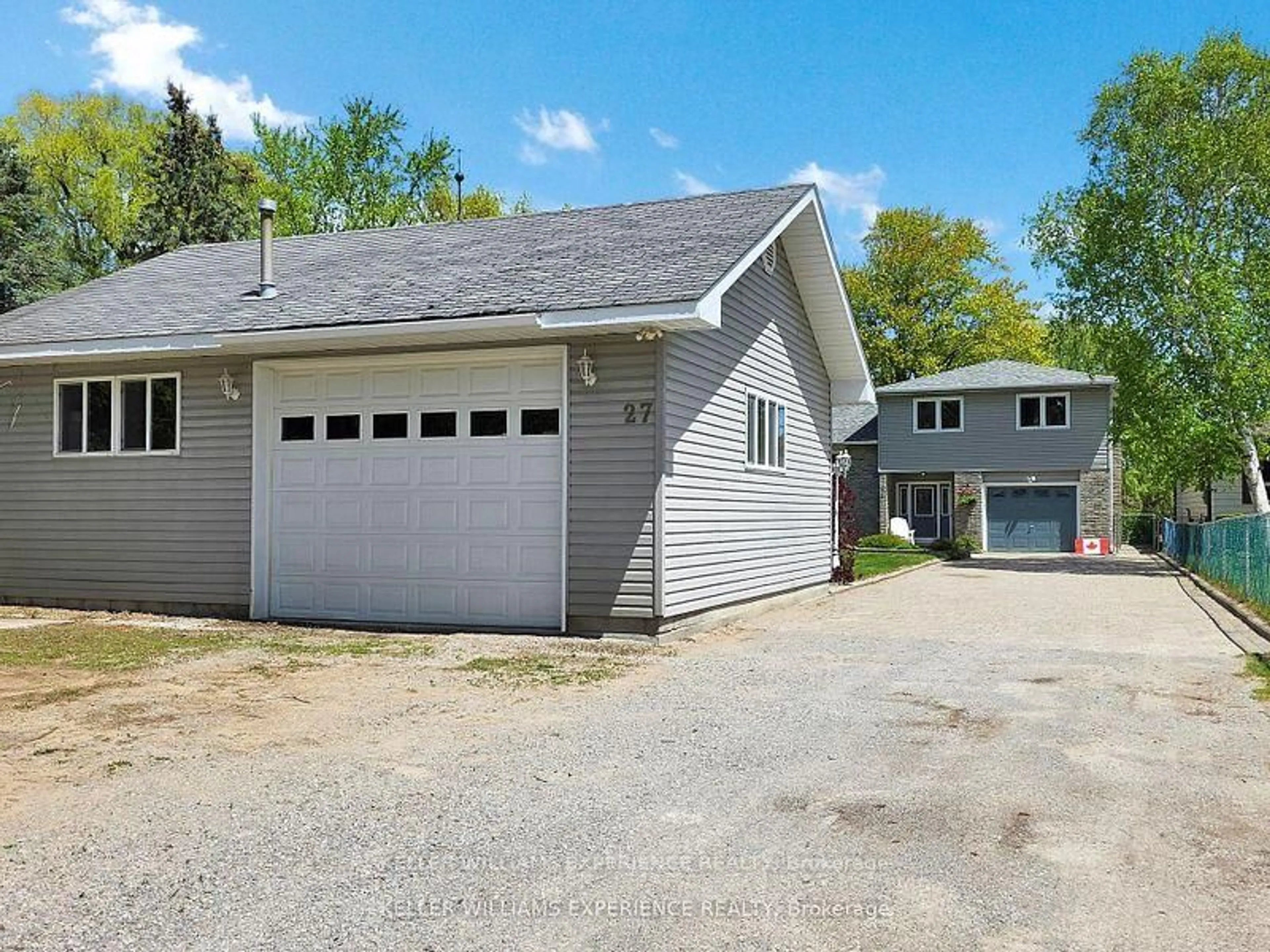 Indoor garage for 27 Willow St, East Gwillimbury Ontario L9N 1J4