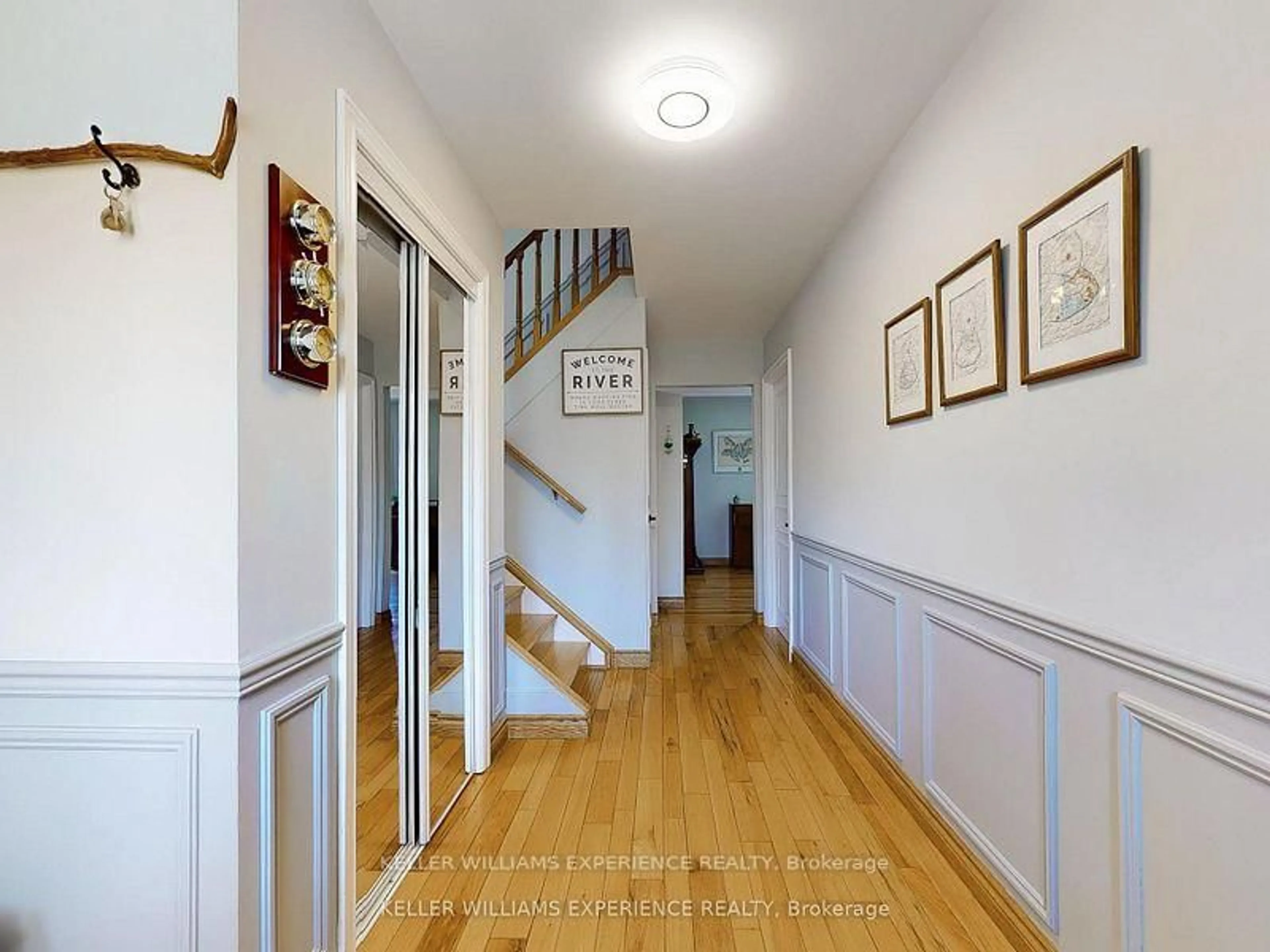 Indoor foyer for 27 Willow St, East Gwillimbury Ontario L9N 1J4