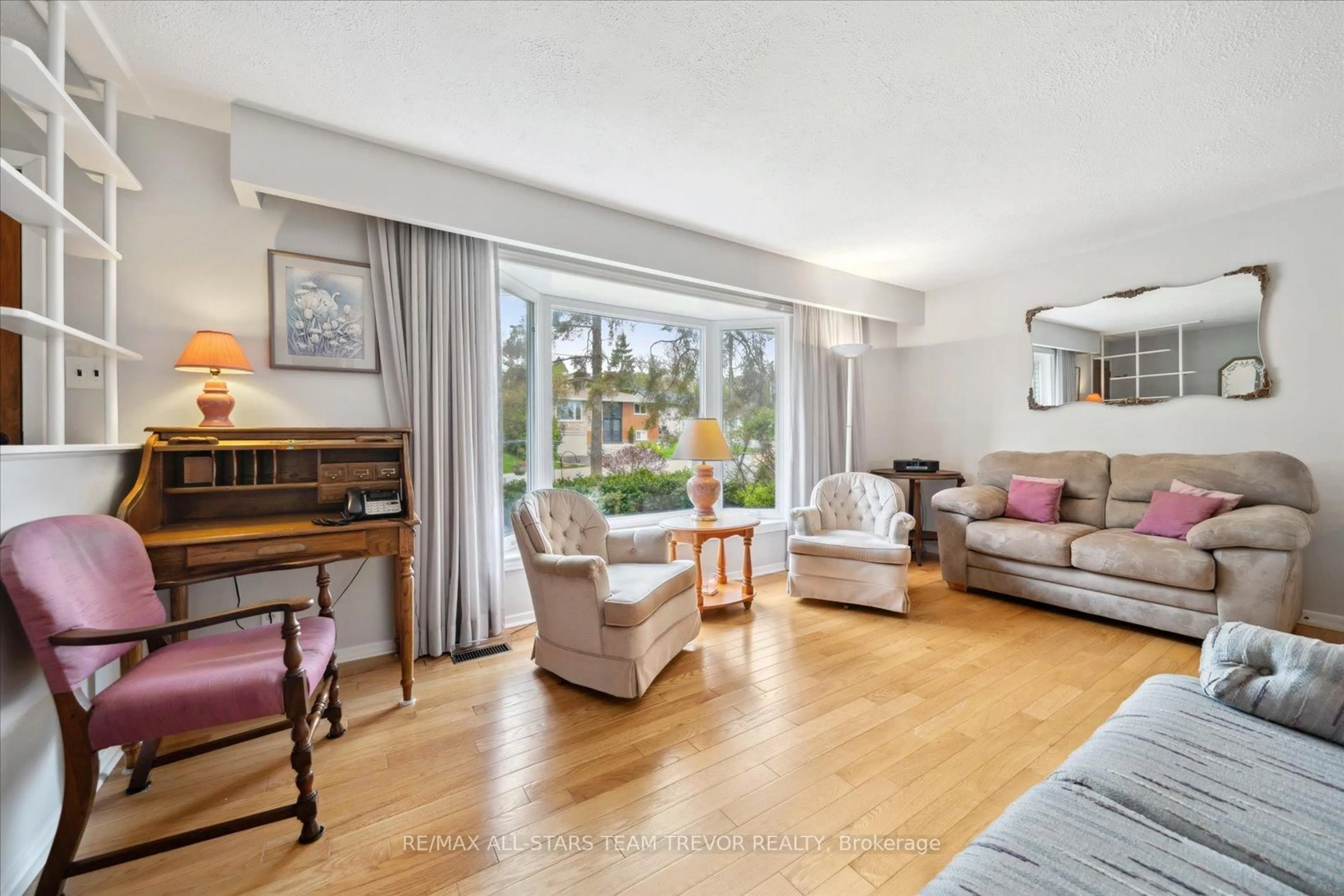 Living room with furniture, unknown for 177 Frederick St, Georgina Ontario L4P 2J2