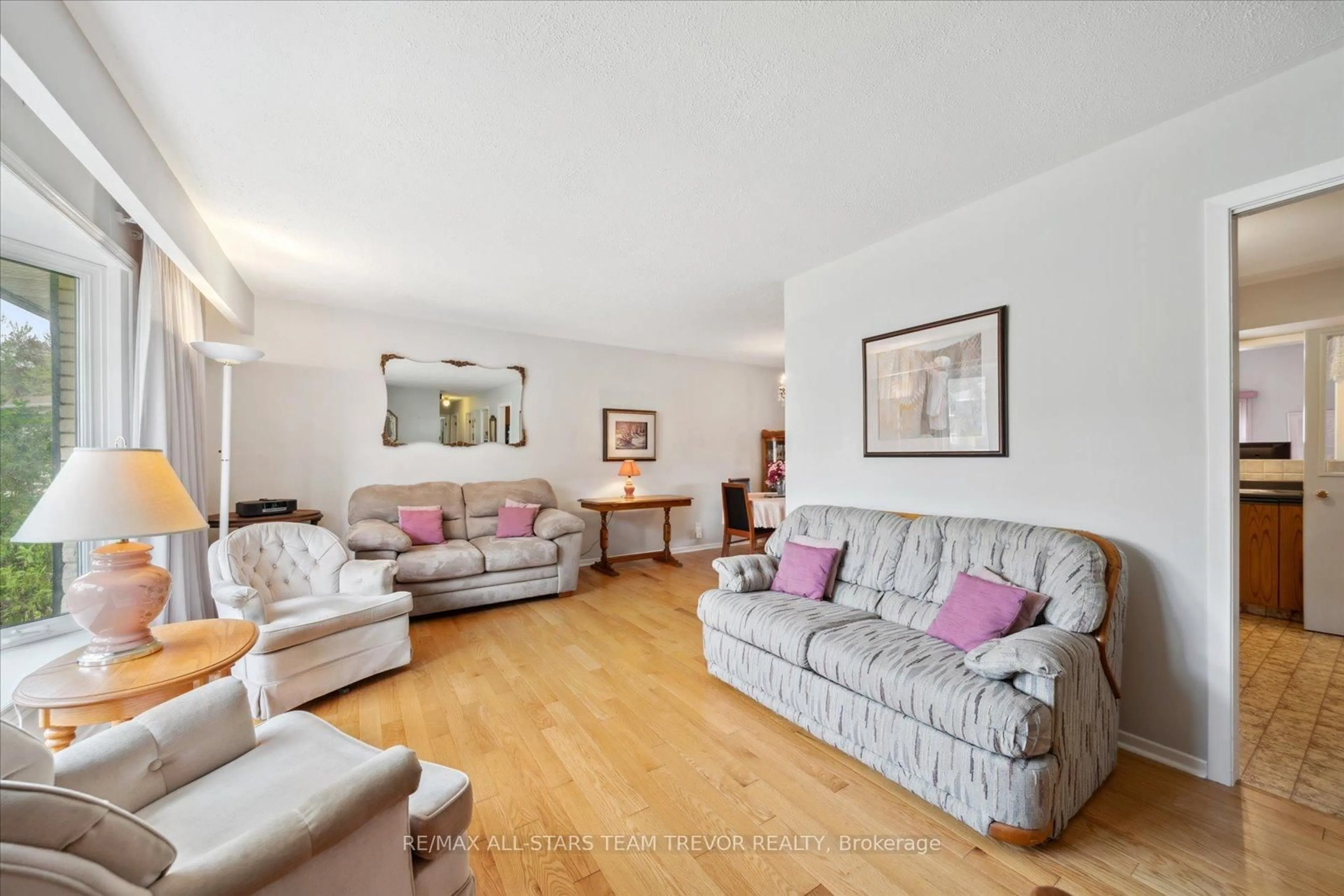 Living room with furniture, unknown for 177 Frederick St, Georgina Ontario L4P 2J2
