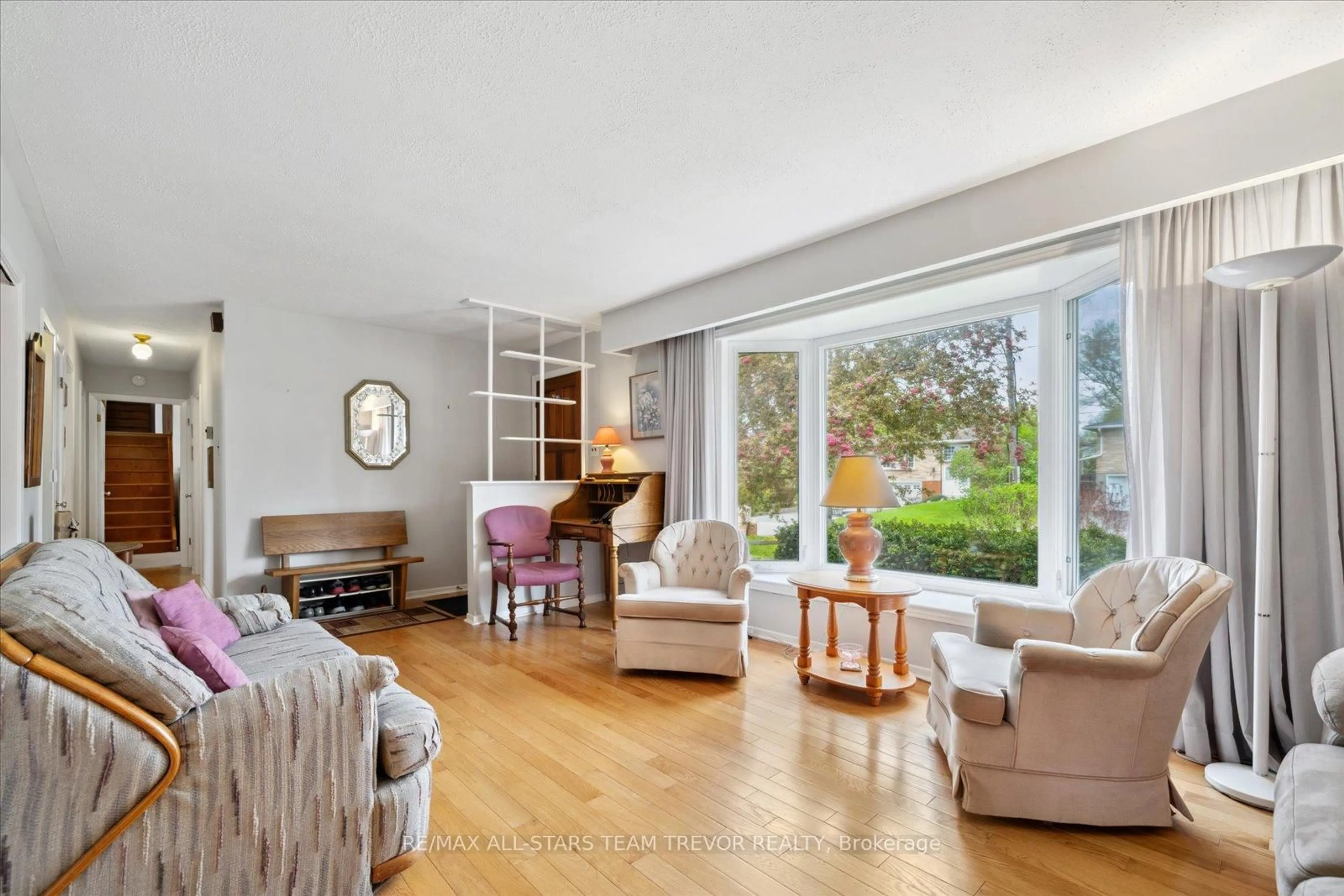 Living room with furniture, wood/laminate floor for 177 Frederick St, Georgina Ontario L4P 2J2
