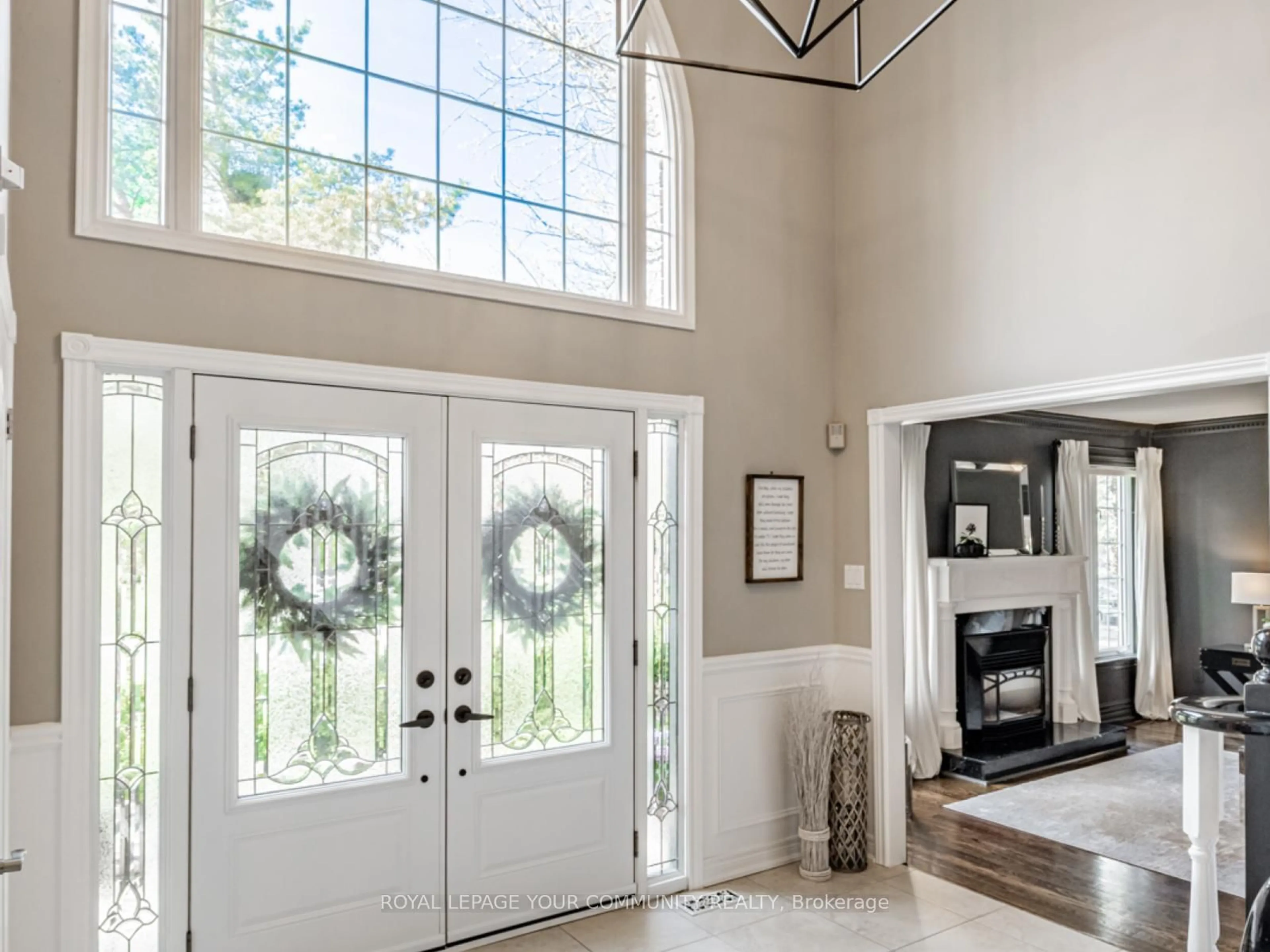 Indoor entryway for 136 Treegrove Circ, Aurora Ontario L4G 6L9