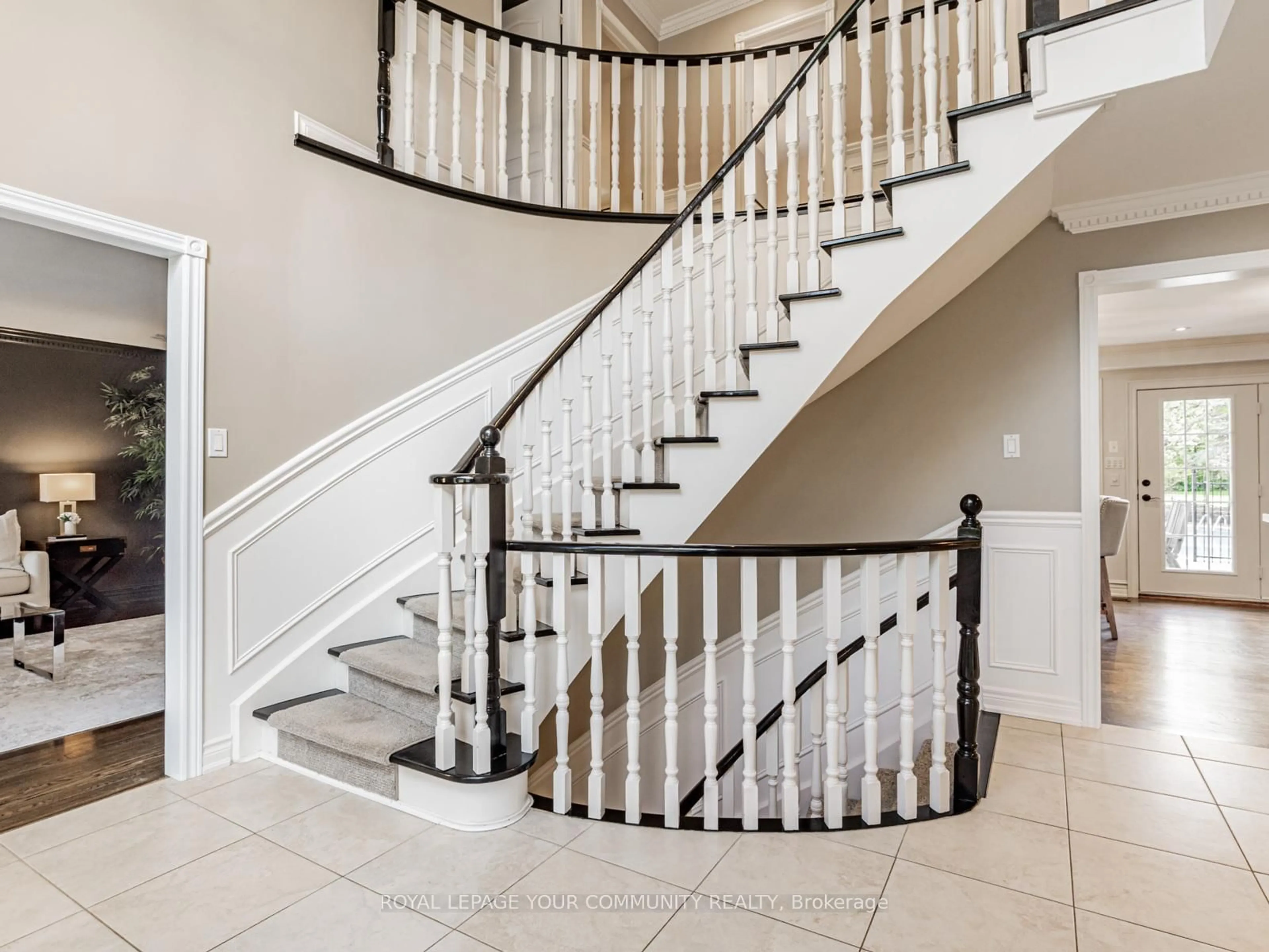 Stairs for 136 Treegrove Circ, Aurora Ontario L4G 6L9