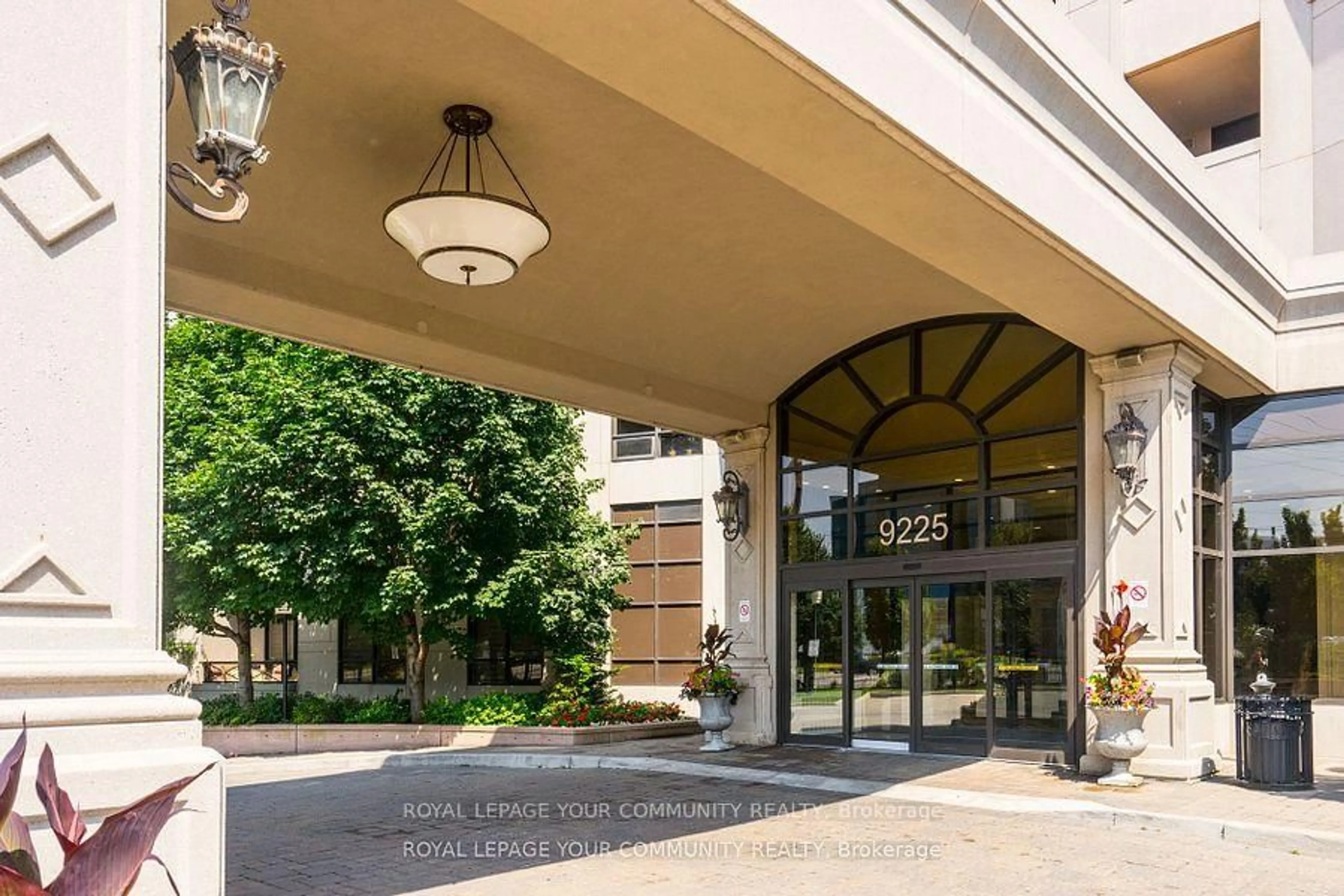 Indoor foyer for 9225 Jane St #1610, Vaughan Ontario L6A 0J7