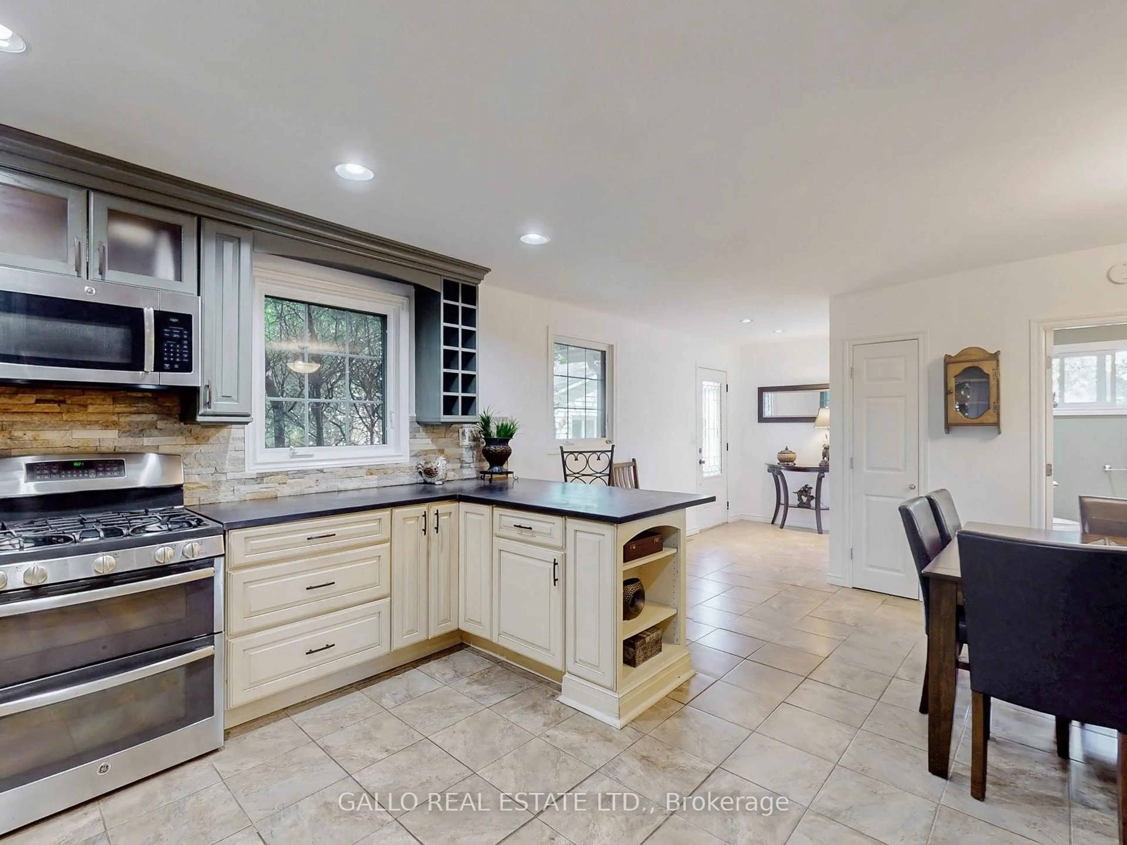 Open concept kitchen, ceramic/tile floor for 37 Windsor Dr, Whitchurch-Stouffville Ontario L4A 7X3