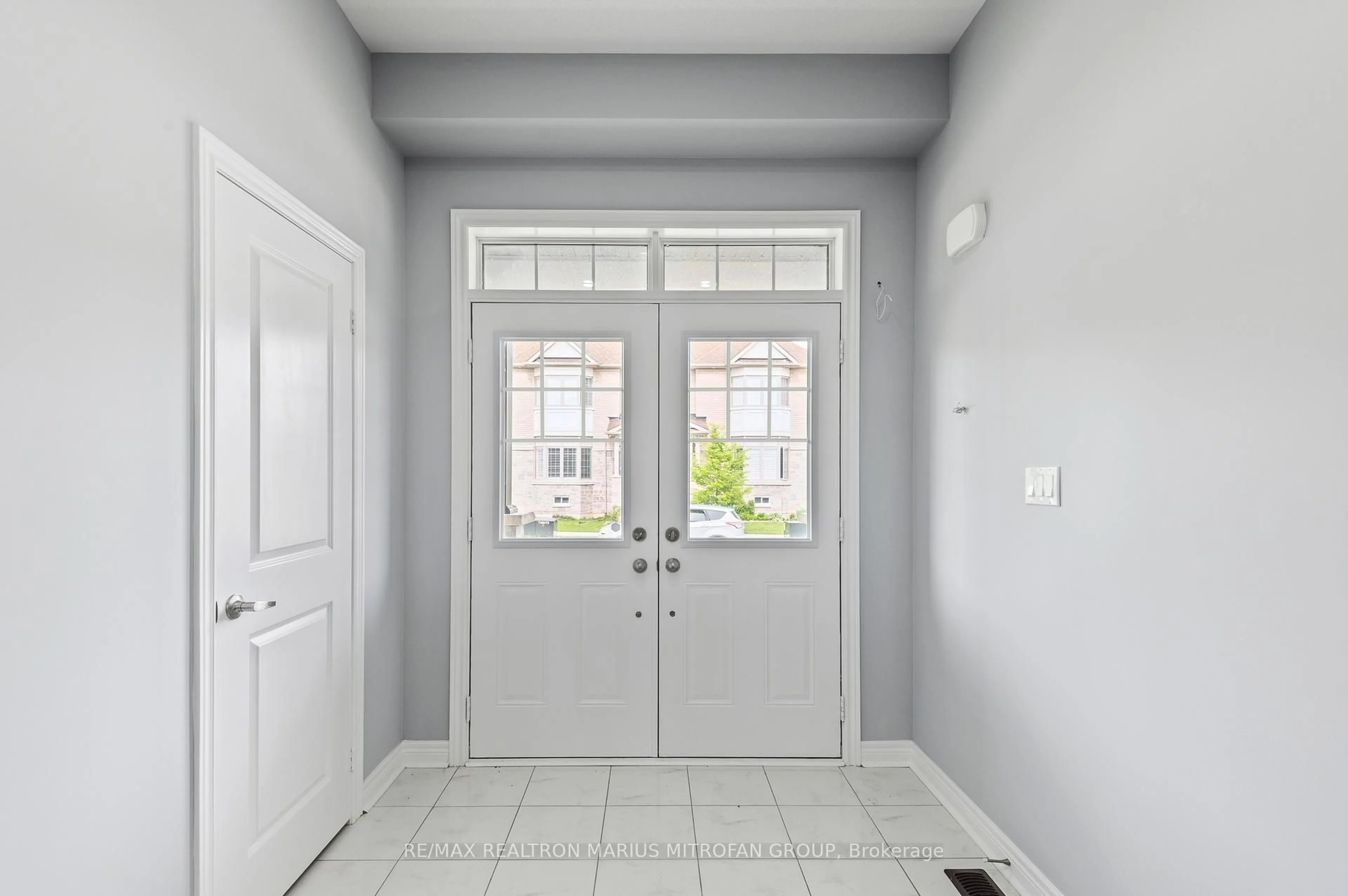 Indoor entryway for 227 Inverness Way, Bradford West Gwillimbury Ontario L3Z 0W6