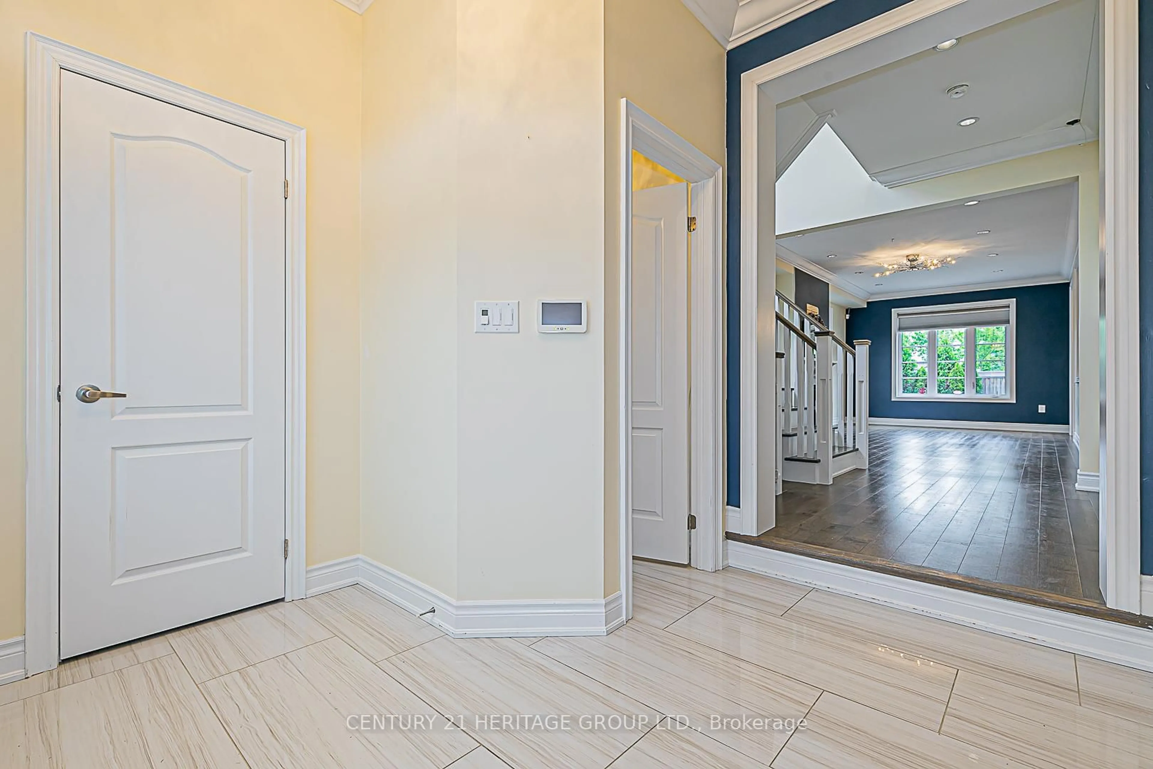 Indoor entryway for 2 Roy Harper Ave, Aurora Ontario L4G 0V4