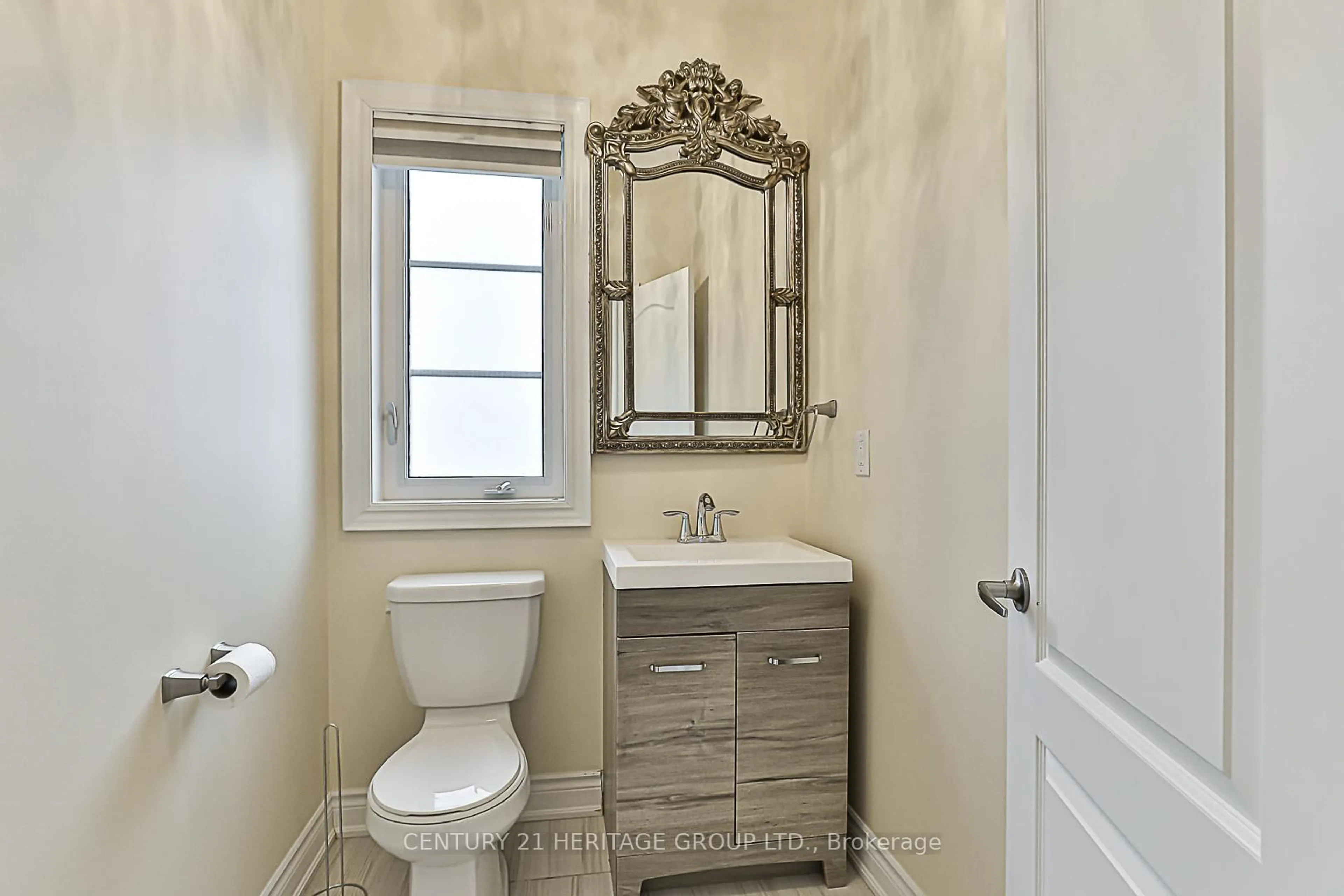 Standard bathroom, ceramic/tile floor for 2 Roy Harper Ave, Aurora Ontario L4G 0V4
