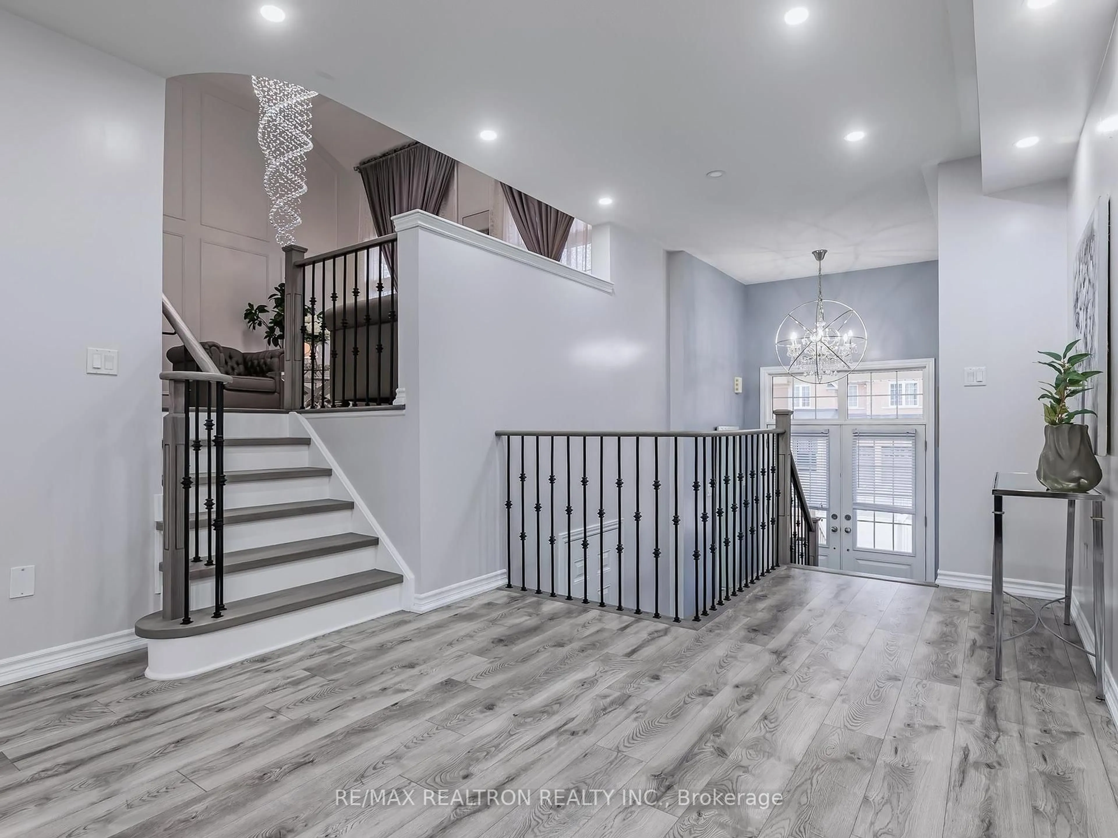 Indoor entryway for 59 Lampkin St, Georgina Ontario L0E 1R0