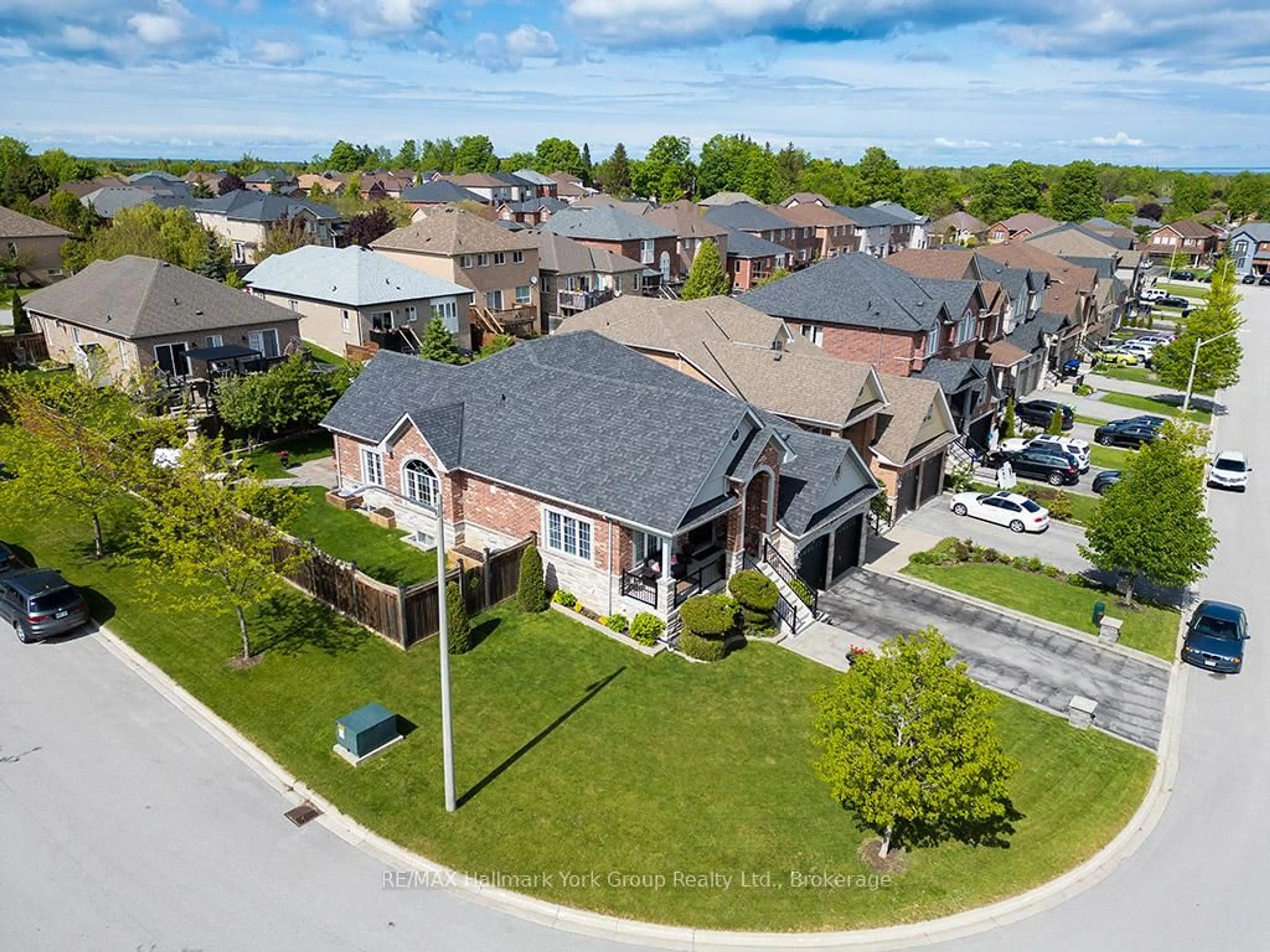 A pic from outside/outdoor area/front of a property/back of a property/a pic from drone, street for 1166 Gina St, Innisfil Ontario L9S 4Z3