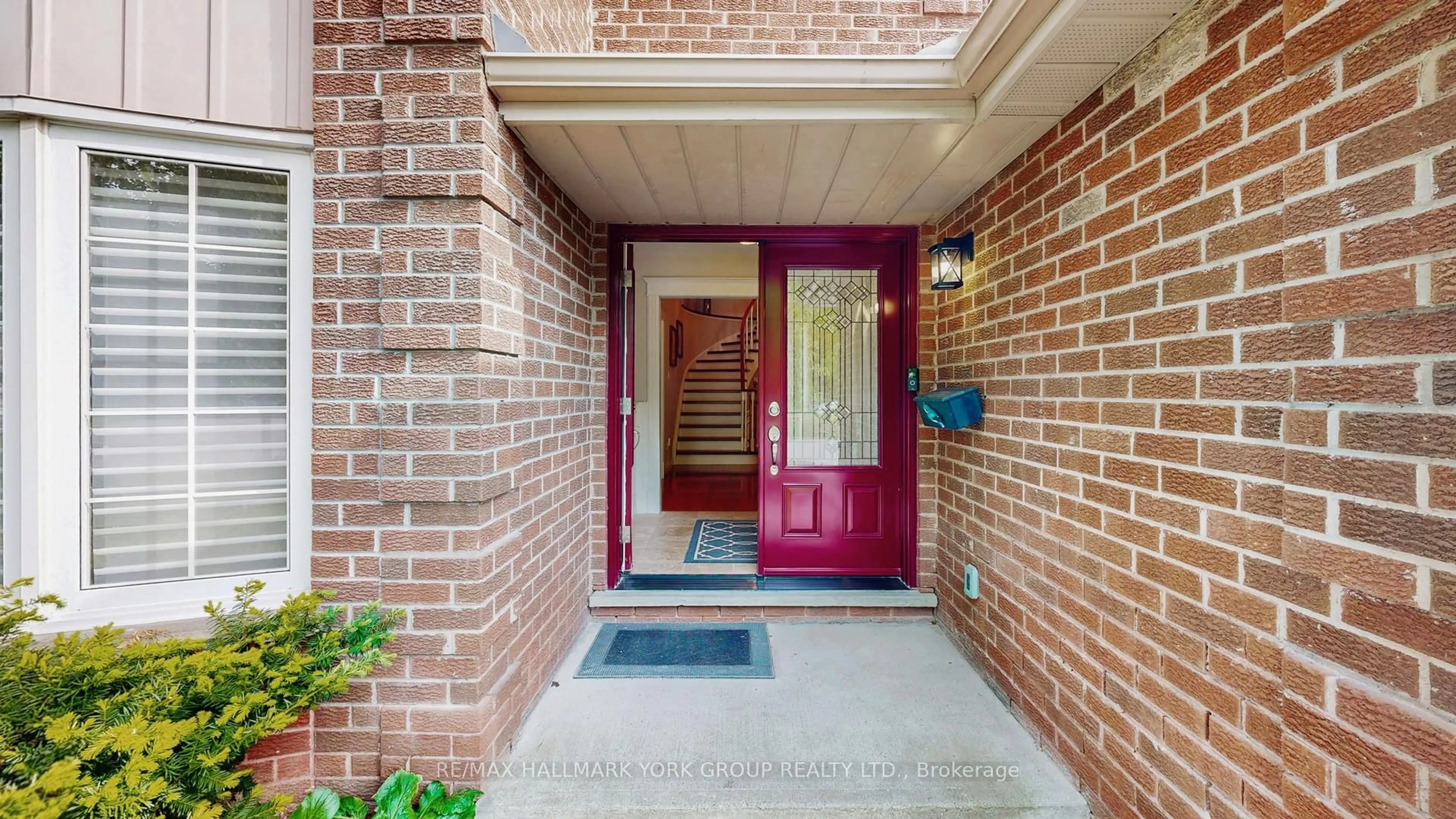 Indoor entryway for 213 Kemano Rd, Aurora Ontario L4G 4Z1