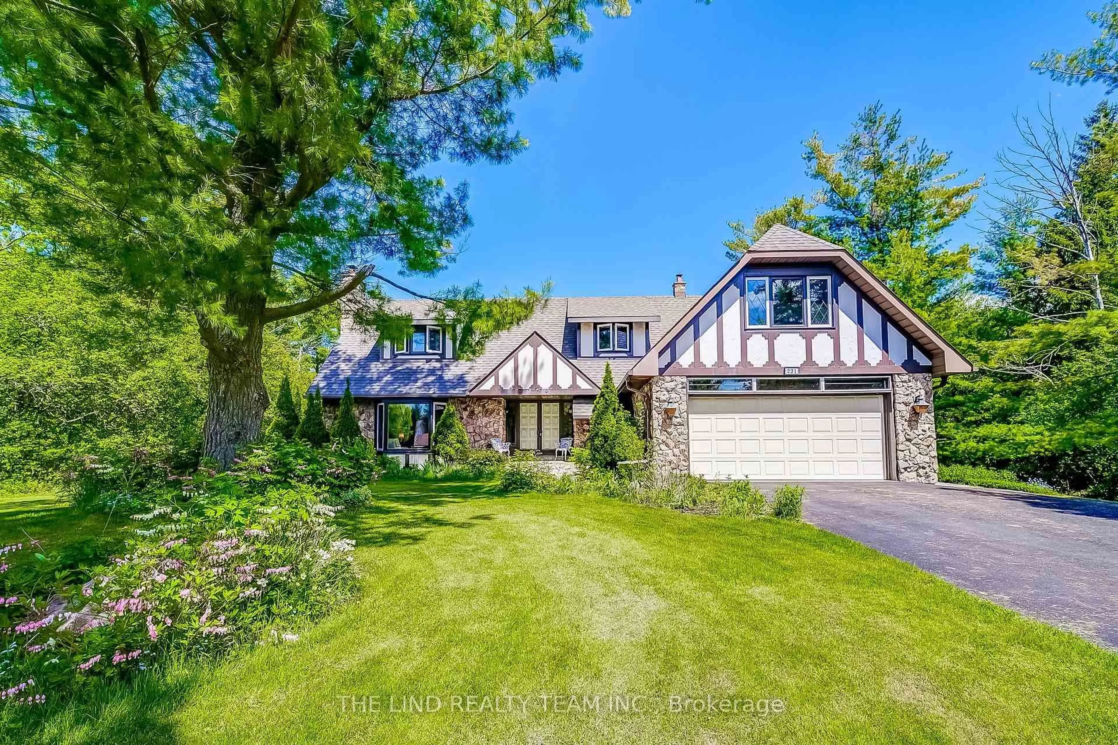 A pic from outside/outdoor area/front of a property/back of a property/a pic from drone, street for 231 Ridge Rd, Aurora Ontario L4G 0M3