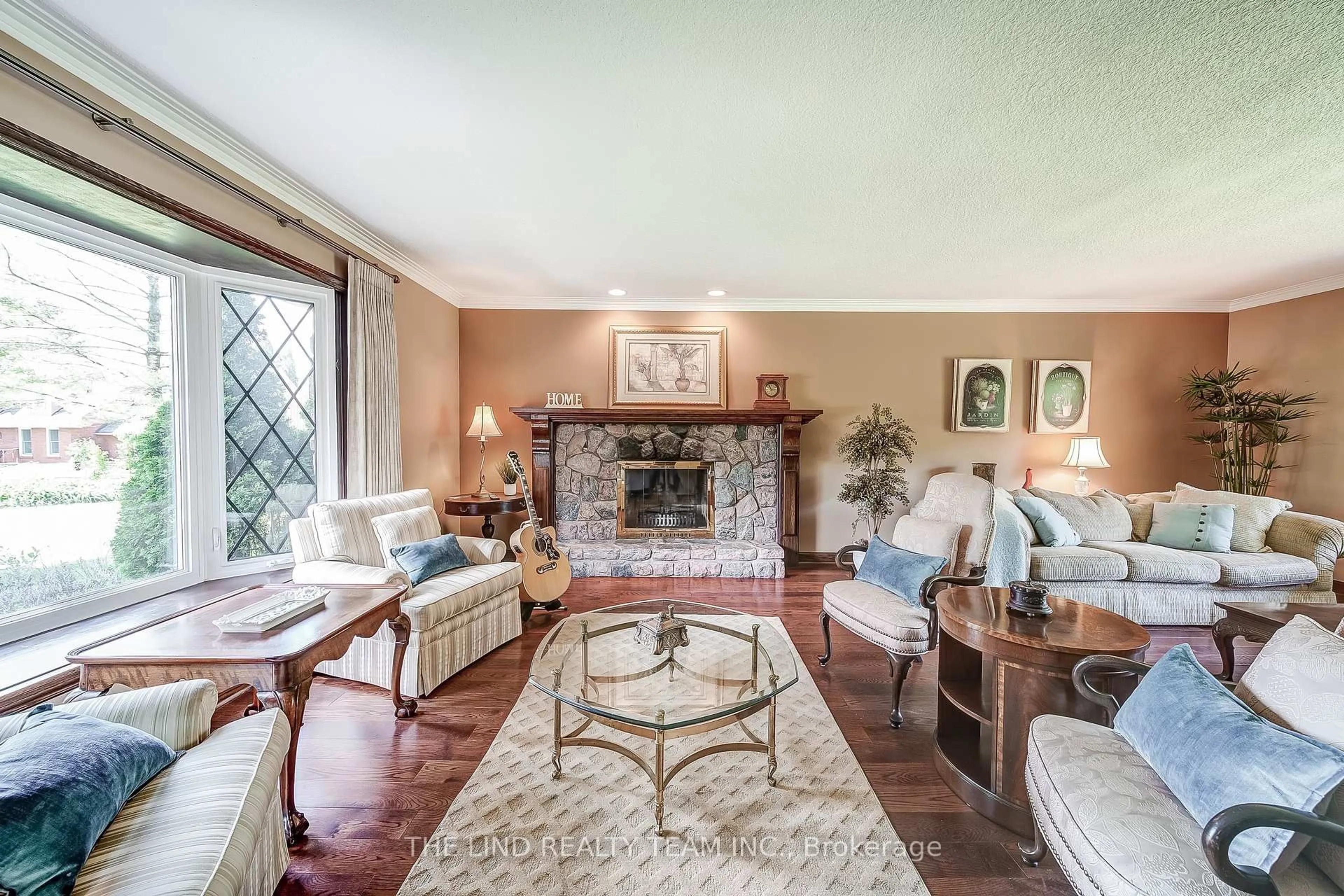 Living room with furniture, unknown for 231 Ridge Rd, Aurora Ontario L4G 0M3
