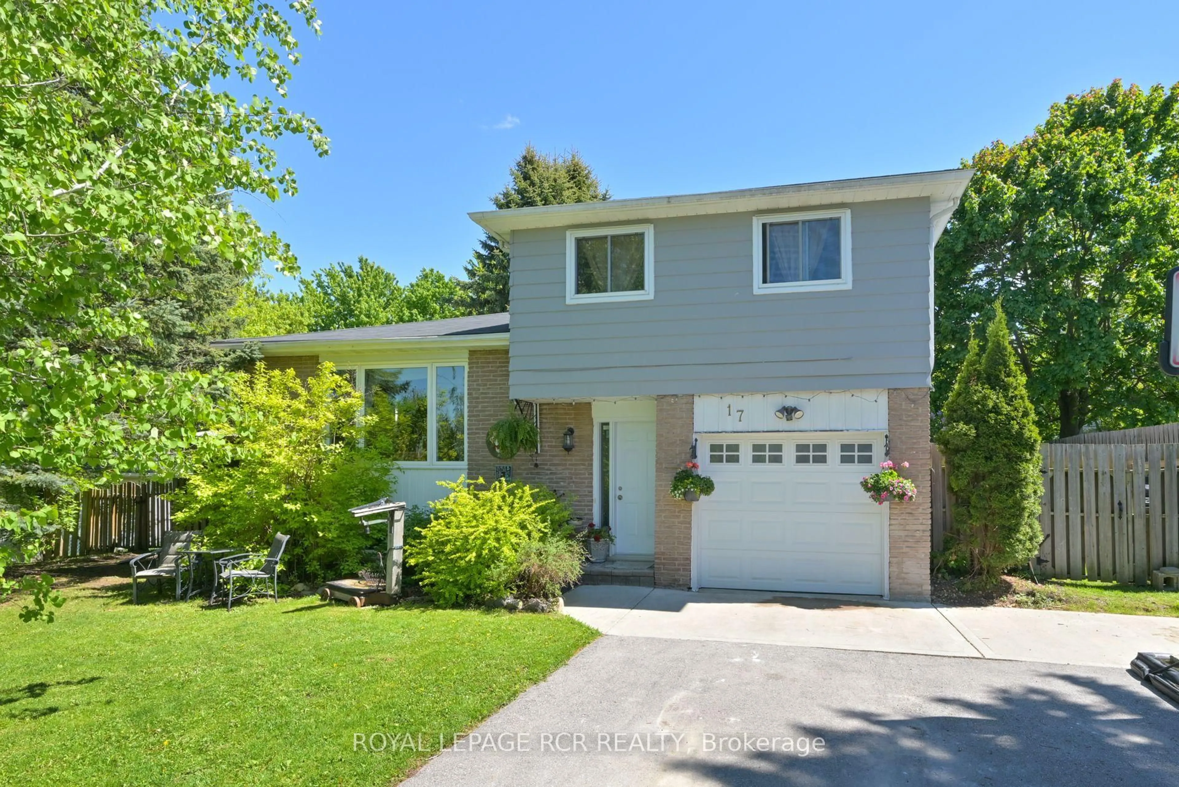 Home with vinyl exterior material, street for 17 Jamieson Dr, Adjala-Tosorontio Ontario L0N 1R0