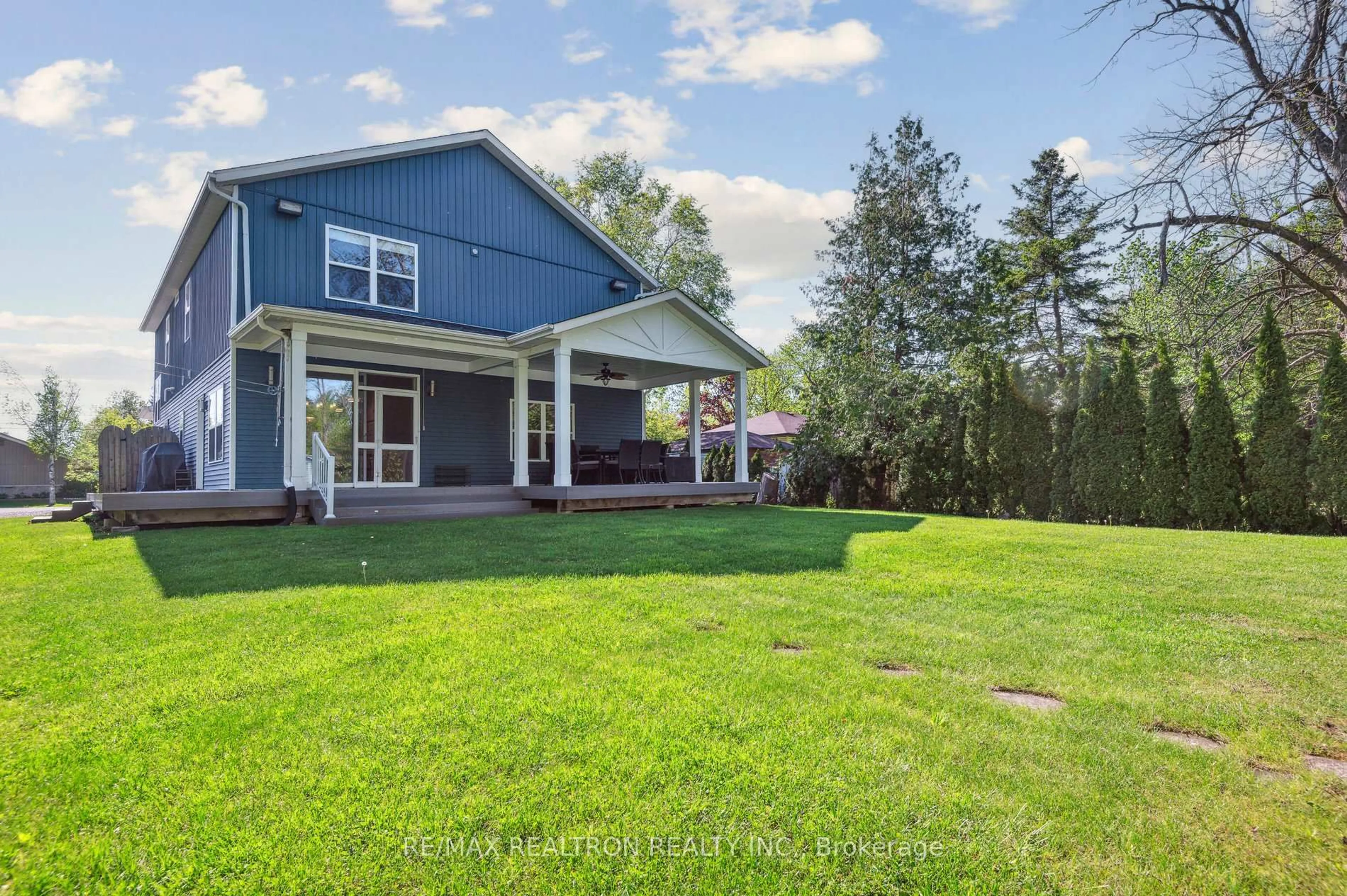 A pic from outside/outdoor area/front of a property/back of a property/a pic from drone, unknown for 1231 Temple Ave, Innisfil Ontario L0L 1C0
