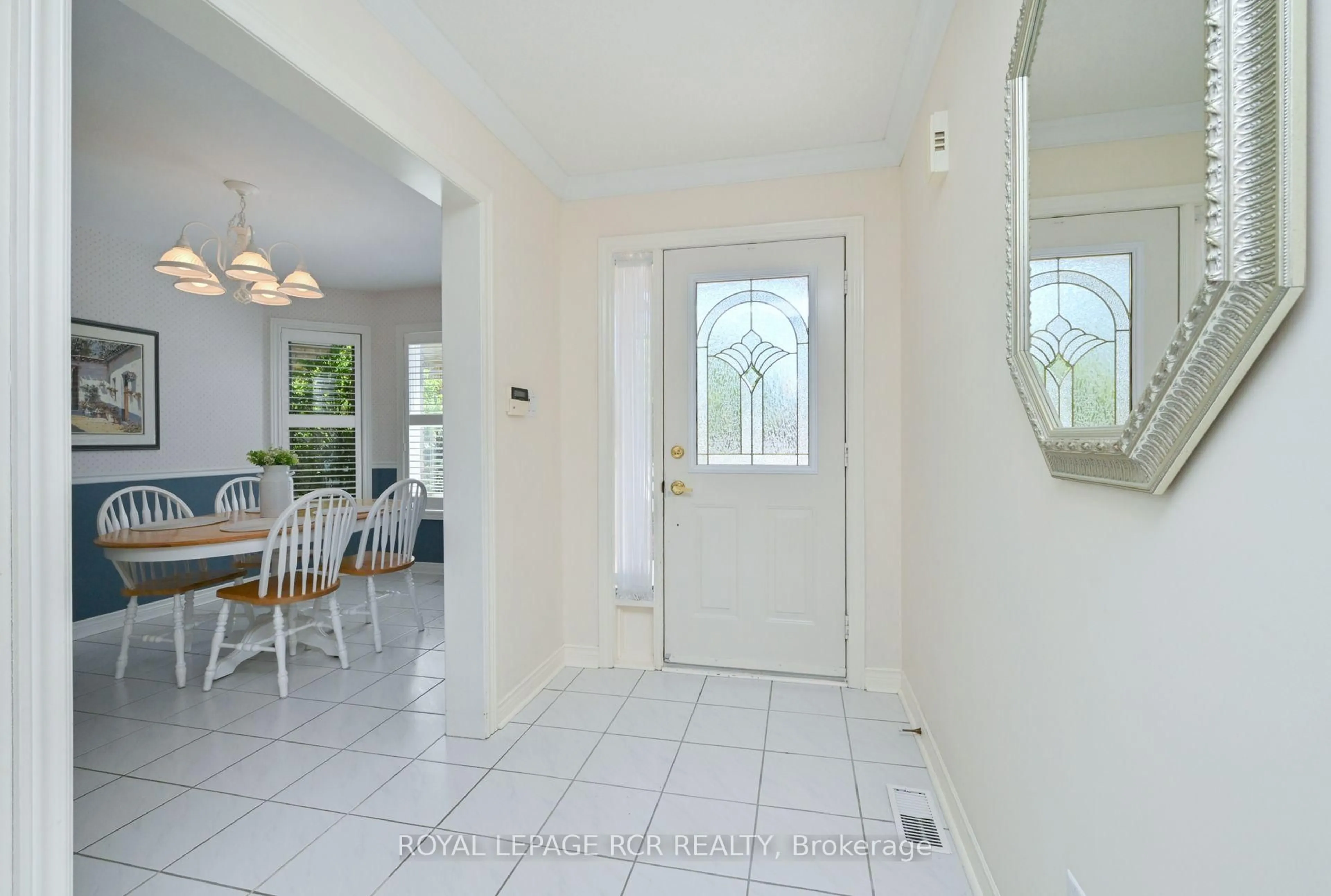 Indoor entryway for 6 Belair Pl, New Tecumseth Ontario L9R 1Z1