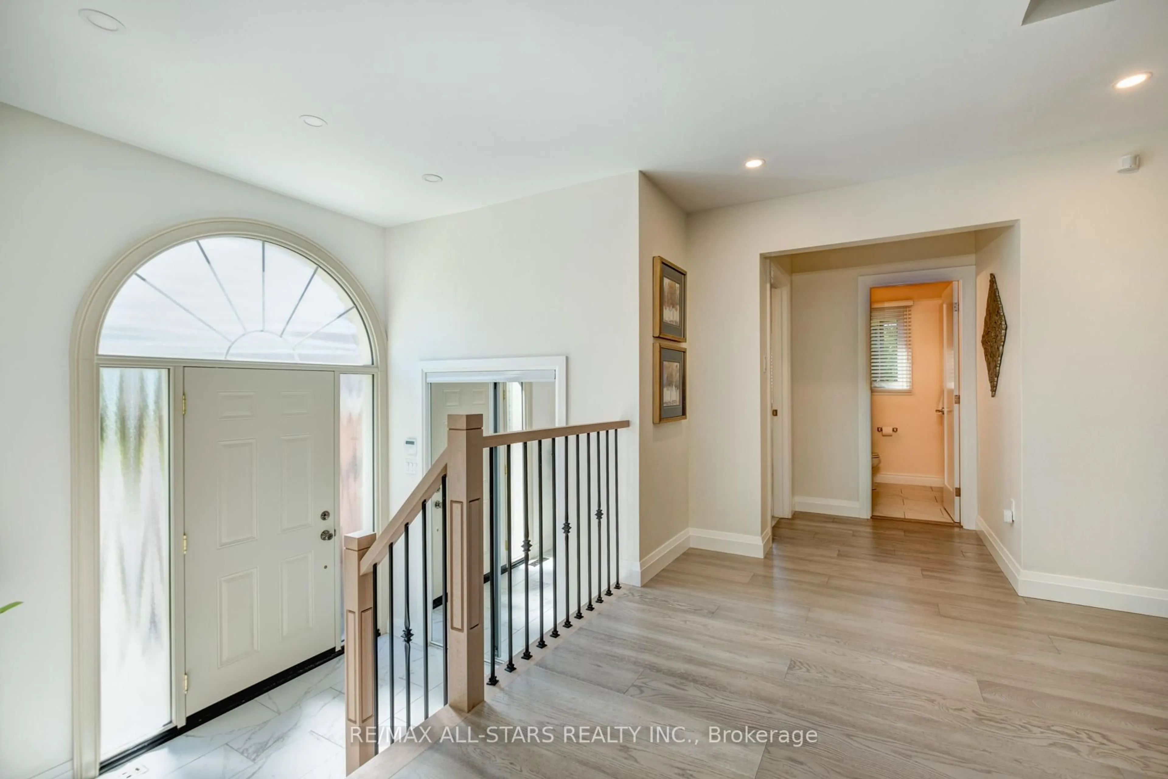 Indoor entryway for 67 Autumn Way, Aurora Ontario L4G 4P5
