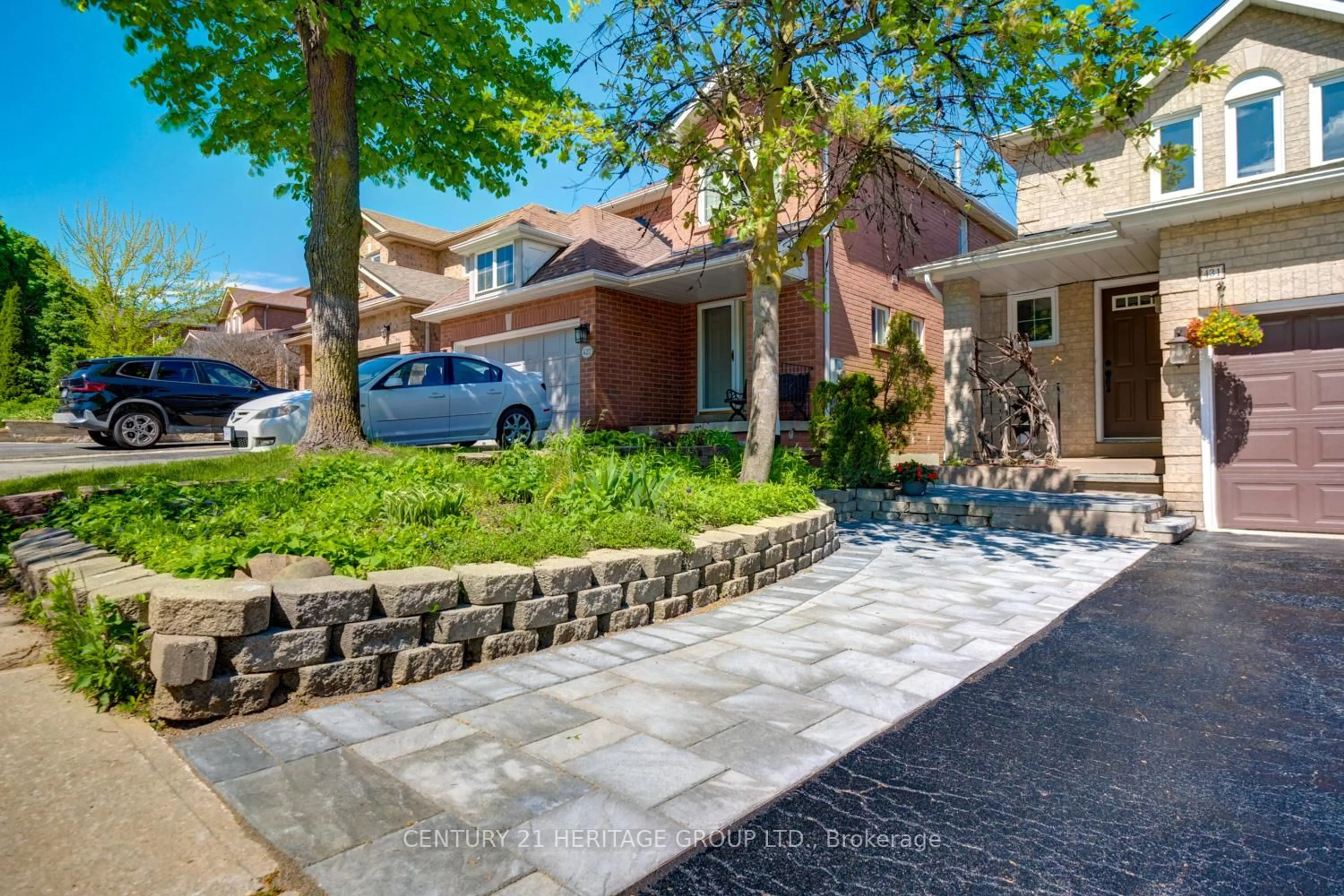 Home with brick exterior material, street for 431 Carruthers Ave, Newmarket Ontario L3X 2C1