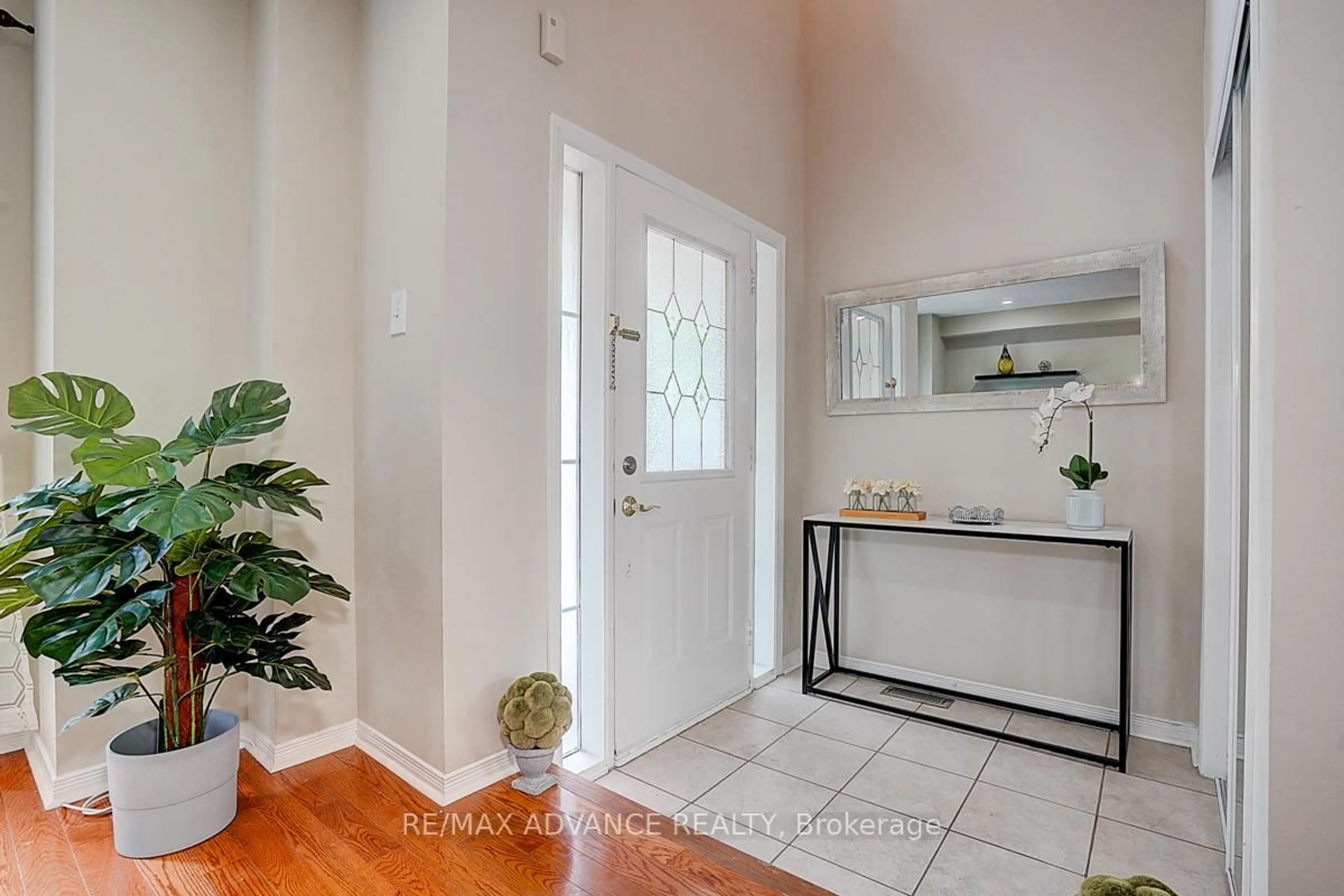 Indoor entryway for 180 Trail Ridge Lane, Markham Ontario L6C 2C5