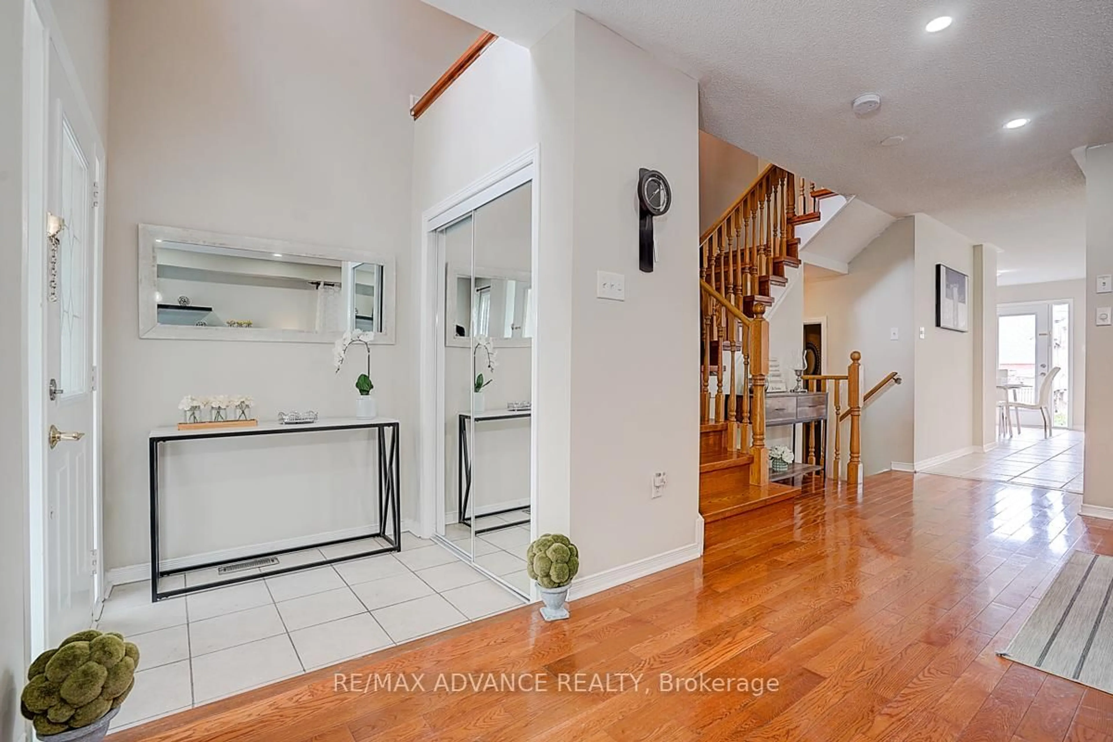 Indoor entryway for 180 Trail Ridge Lane, Markham Ontario L6C 2C5