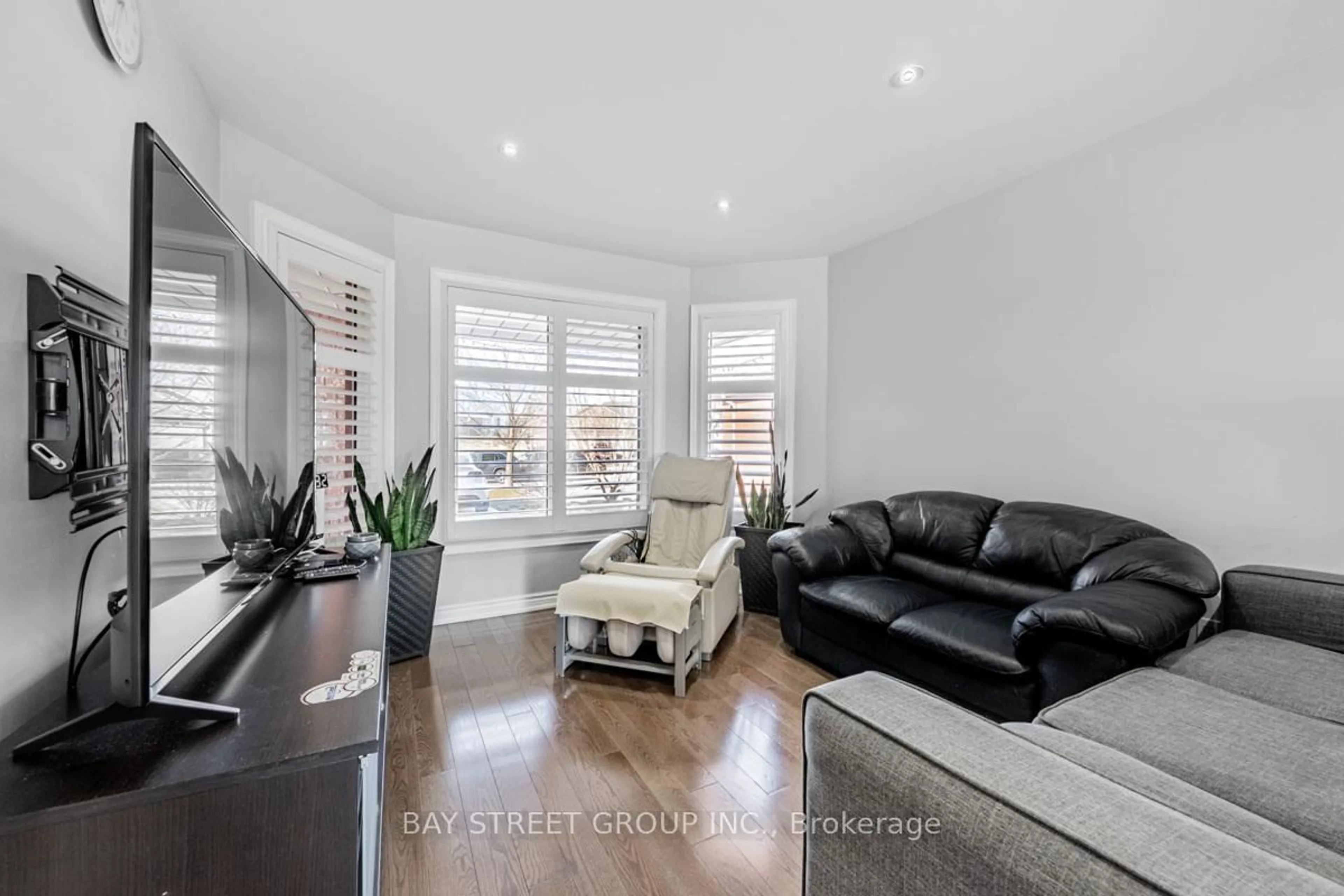 Living room with furniture, wood/laminate floor for 98 Royalpark Way, Vaughan Ontario L4H 1J5