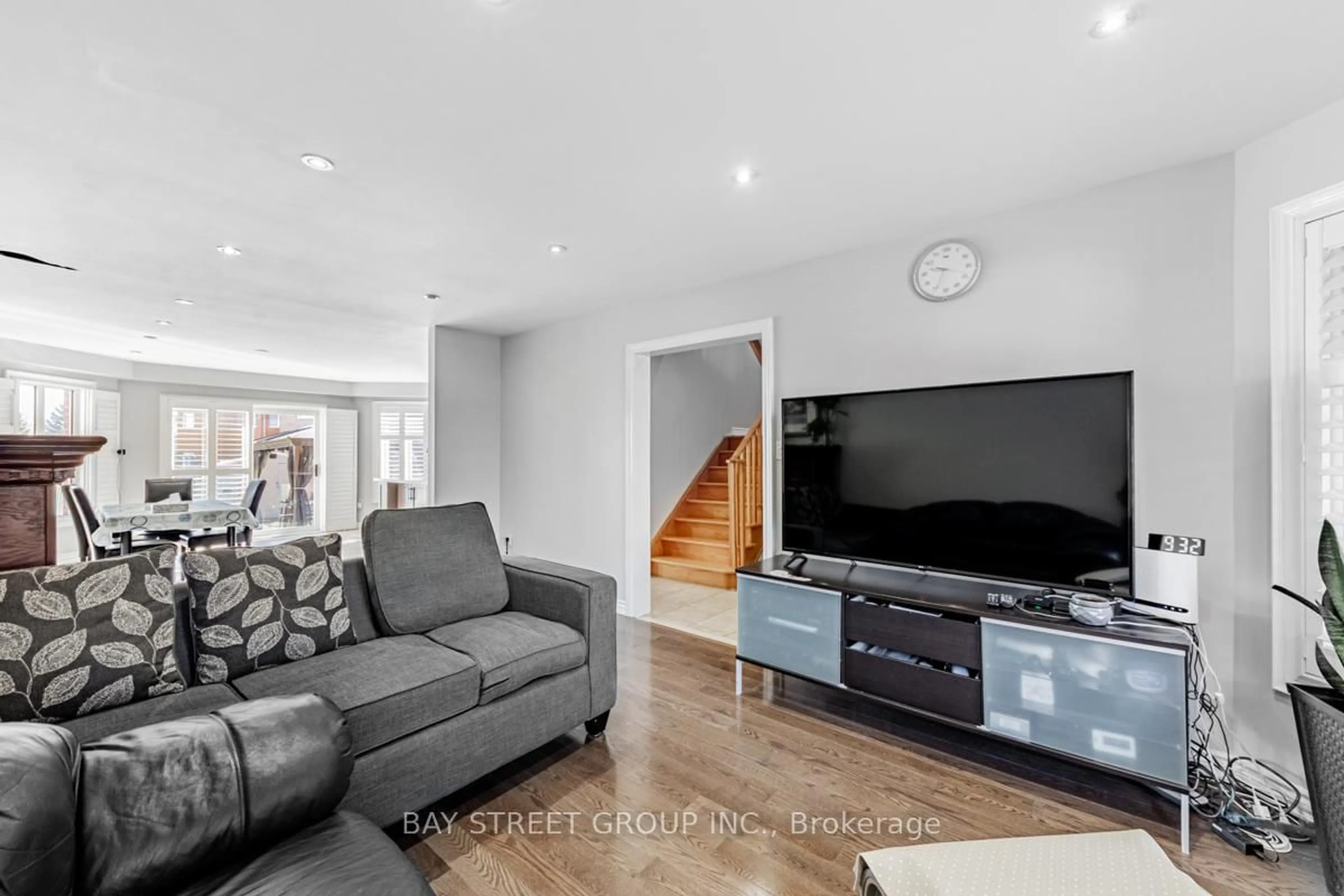 Living room with furniture, unknown for 98 Royalpark Way, Vaughan Ontario L4H 1J5