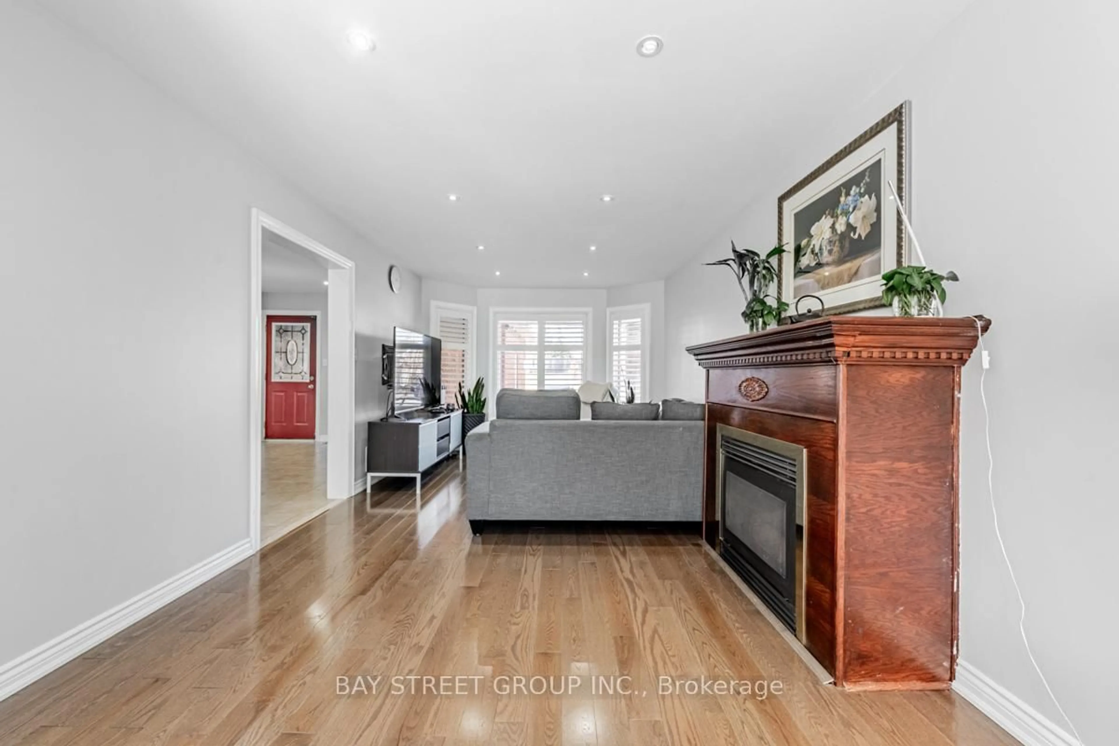 Living room with furniture, wood/laminate floor for 98 Royalpark Way, Vaughan Ontario L4H 1J5