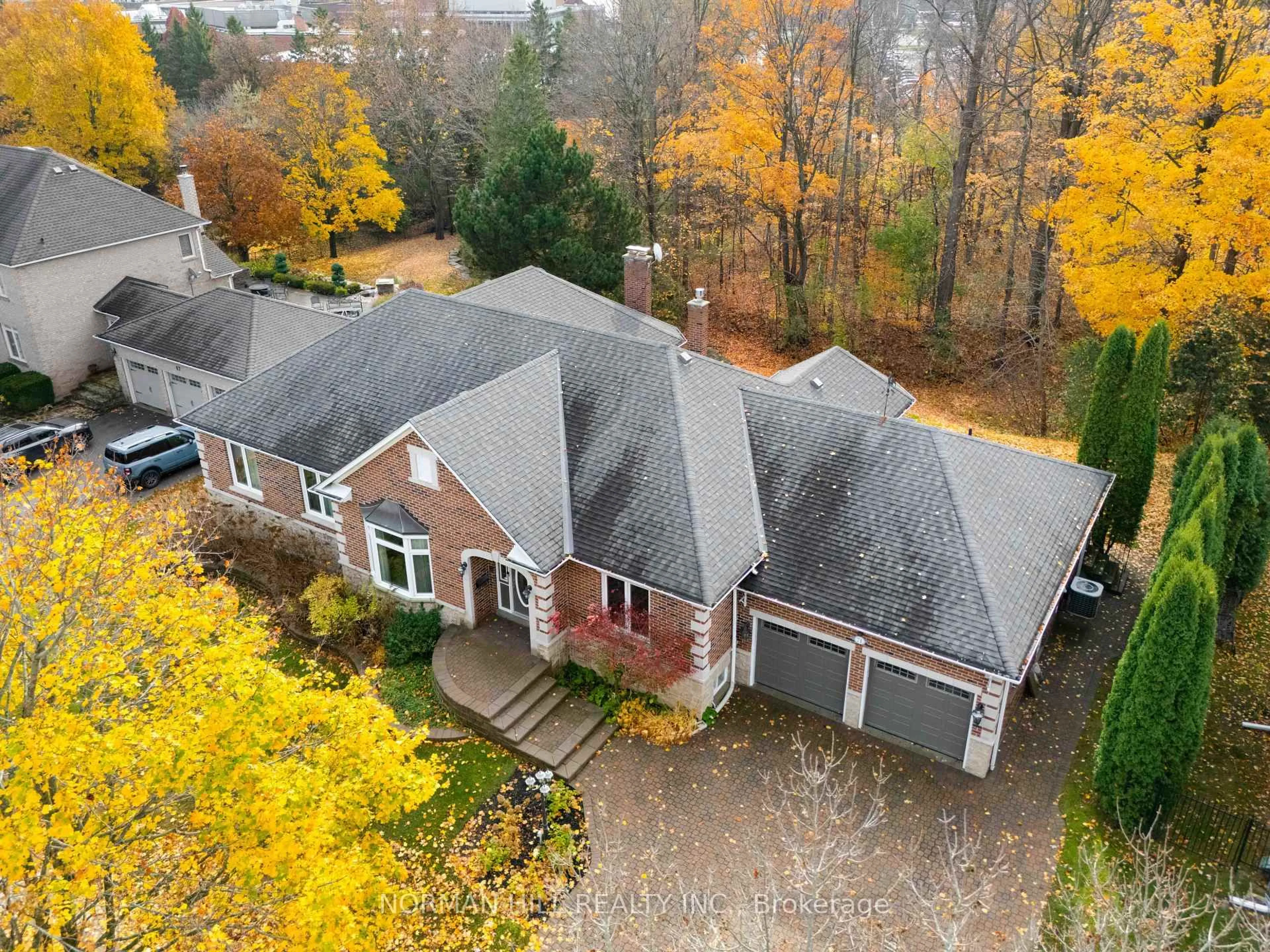 A pic from outside/outdoor area/front of a property/back of a property/a pic from drone, unknown for 71 Willow Farm Lane, Aurora Ontario L4G 6K2
