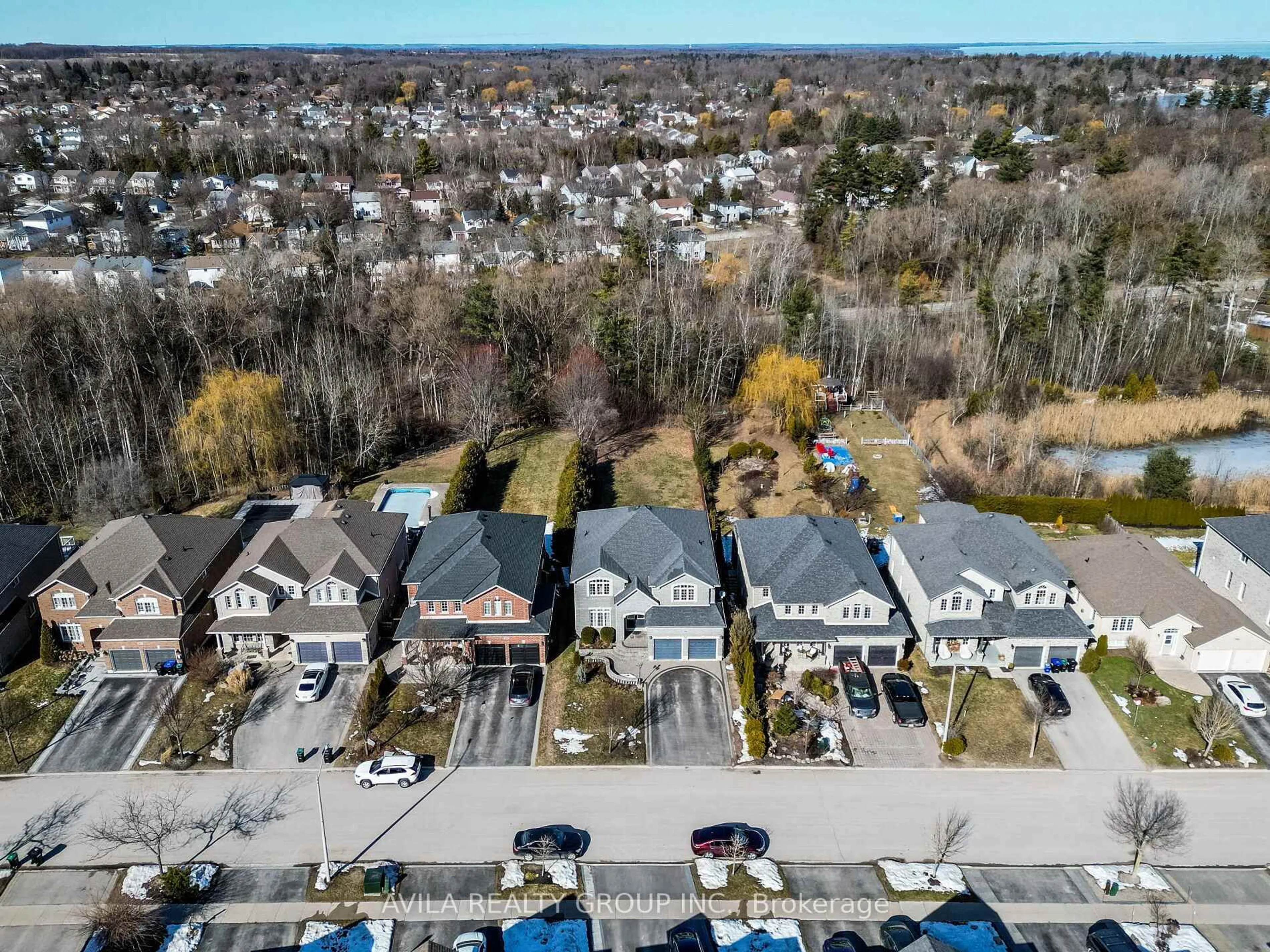 A pic from outside/outdoor area/front of a property/back of a property/a pic from drone, street for 950 Booth Ave, Innisfil Ontario L9S 0A5
