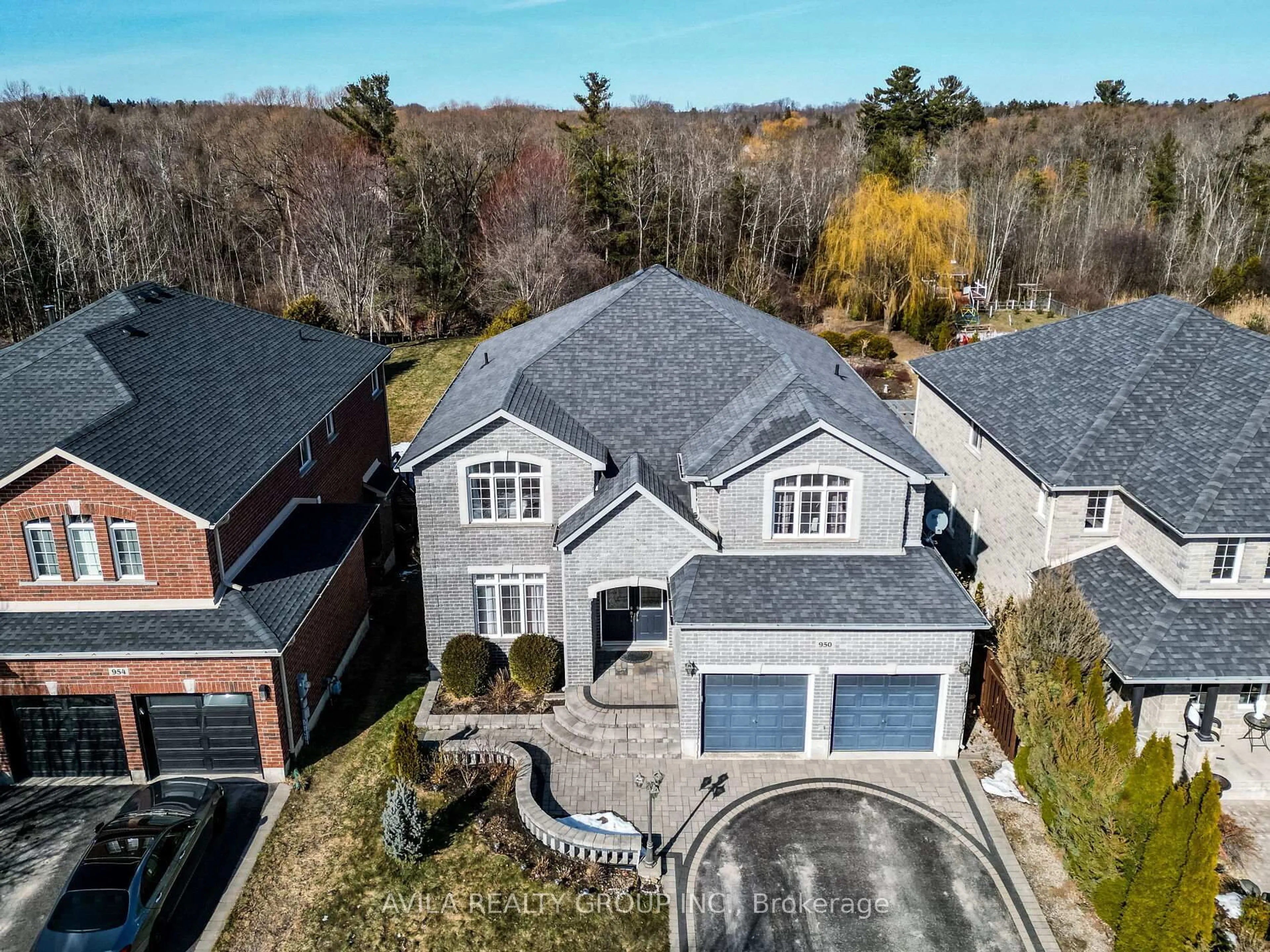 A pic from outside/outdoor area/front of a property/back of a property/a pic from drone, street for 950 Booth Ave, Innisfil Ontario L9S 0A5