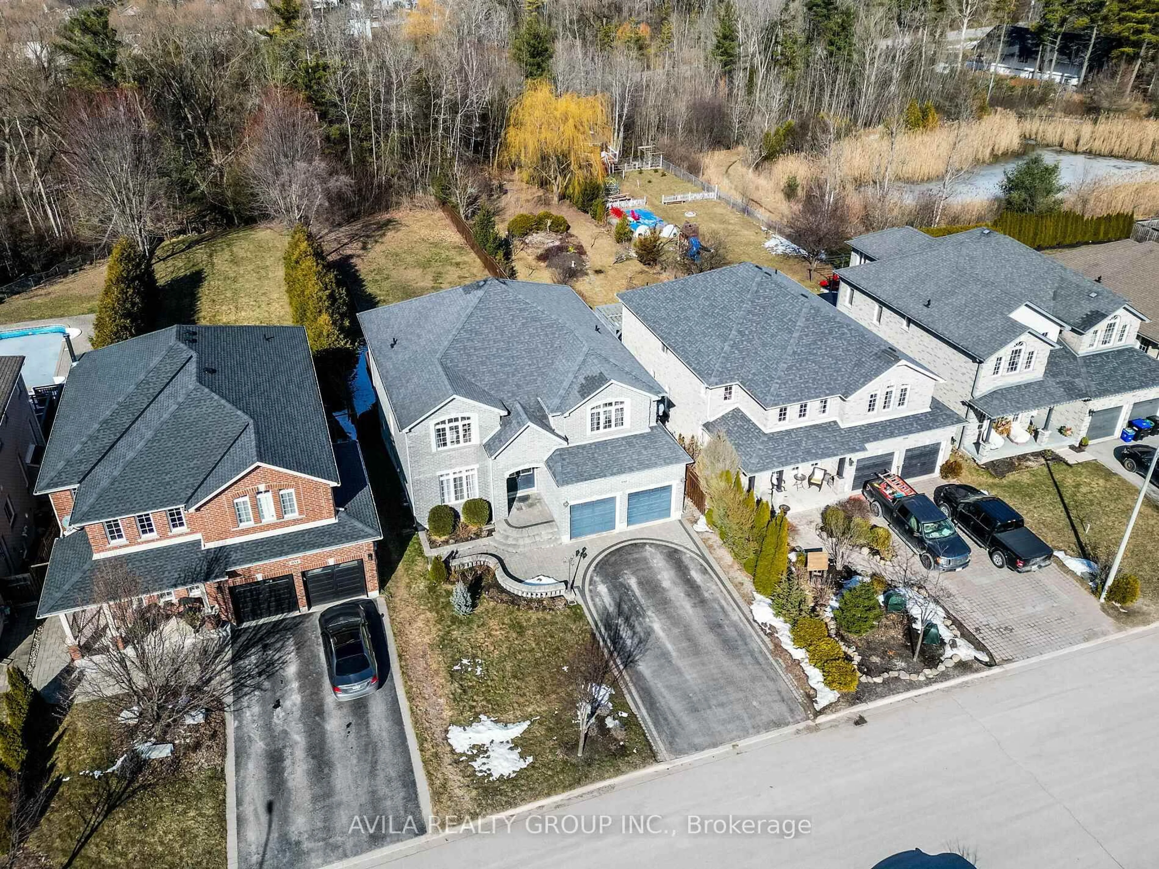 A pic from outside/outdoor area/front of a property/back of a property/a pic from drone, street for 950 Booth Ave, Innisfil Ontario L9S 0A5