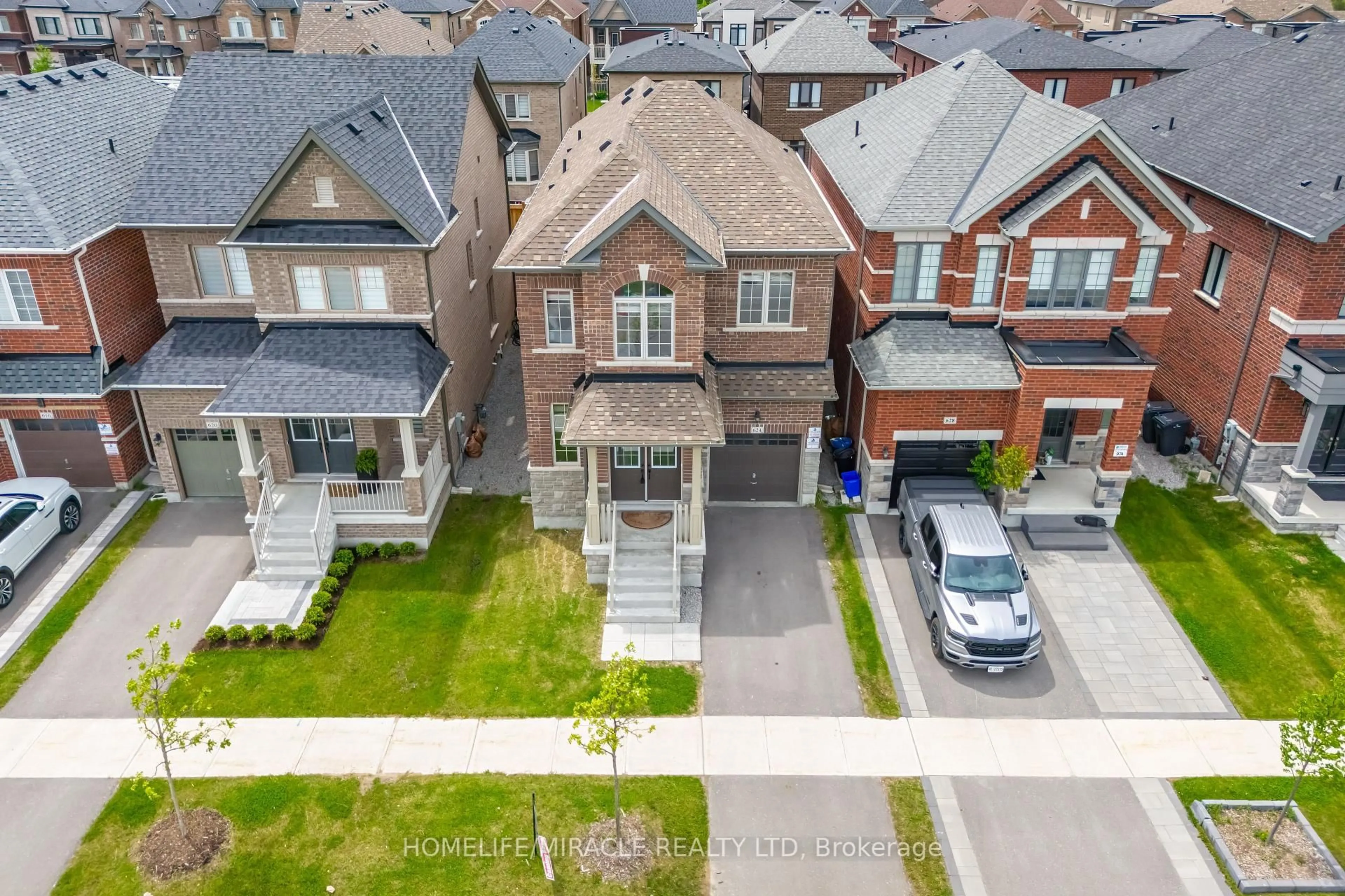 A pic from outside/outdoor area/front of a property/back of a property/a pic from drone, street for 624 Barons St, Vaughan Ontario L4H 5C5