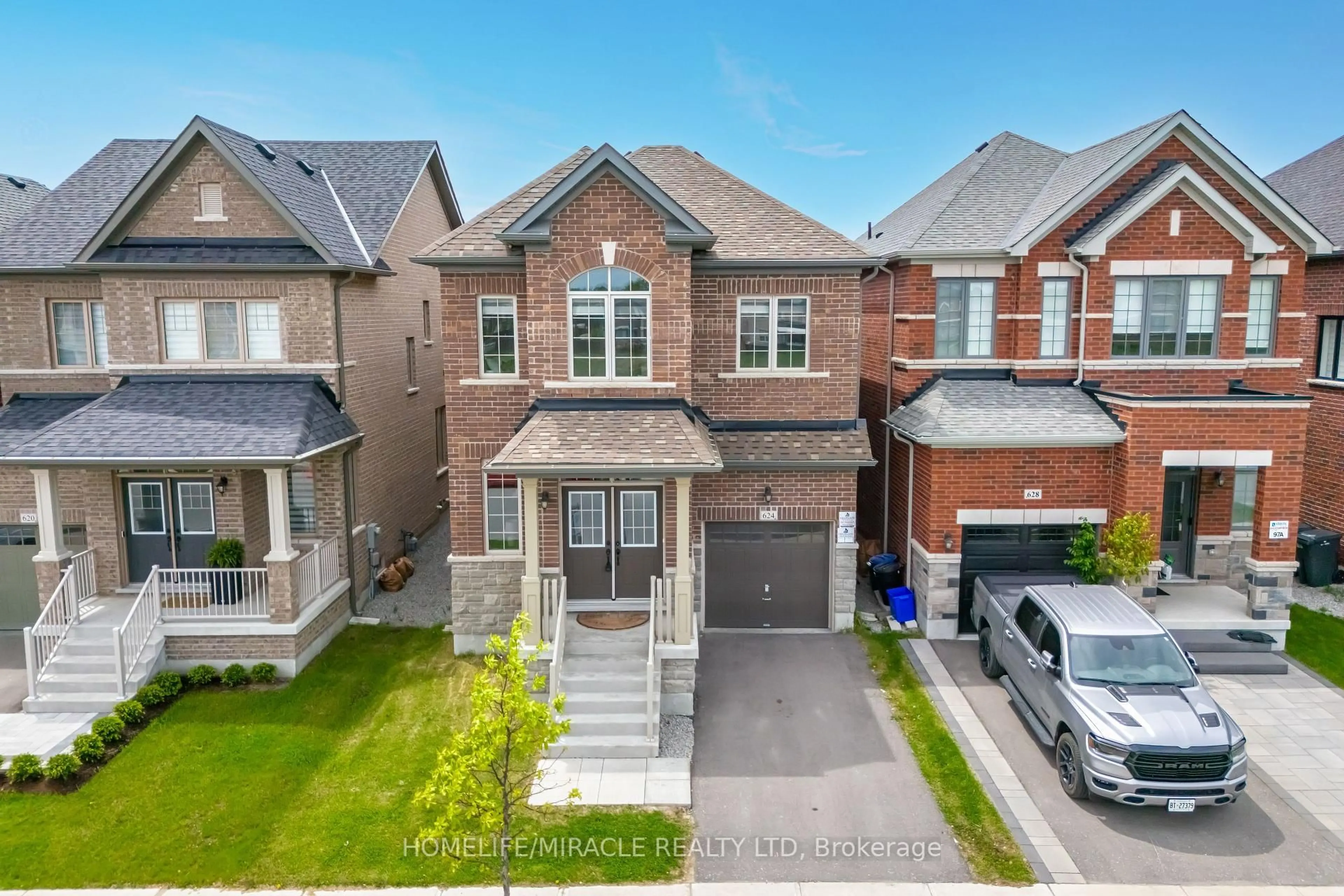 A pic from outside/outdoor area/front of a property/back of a property/a pic from drone, street for 624 Barons St, Vaughan Ontario L4H 5C5