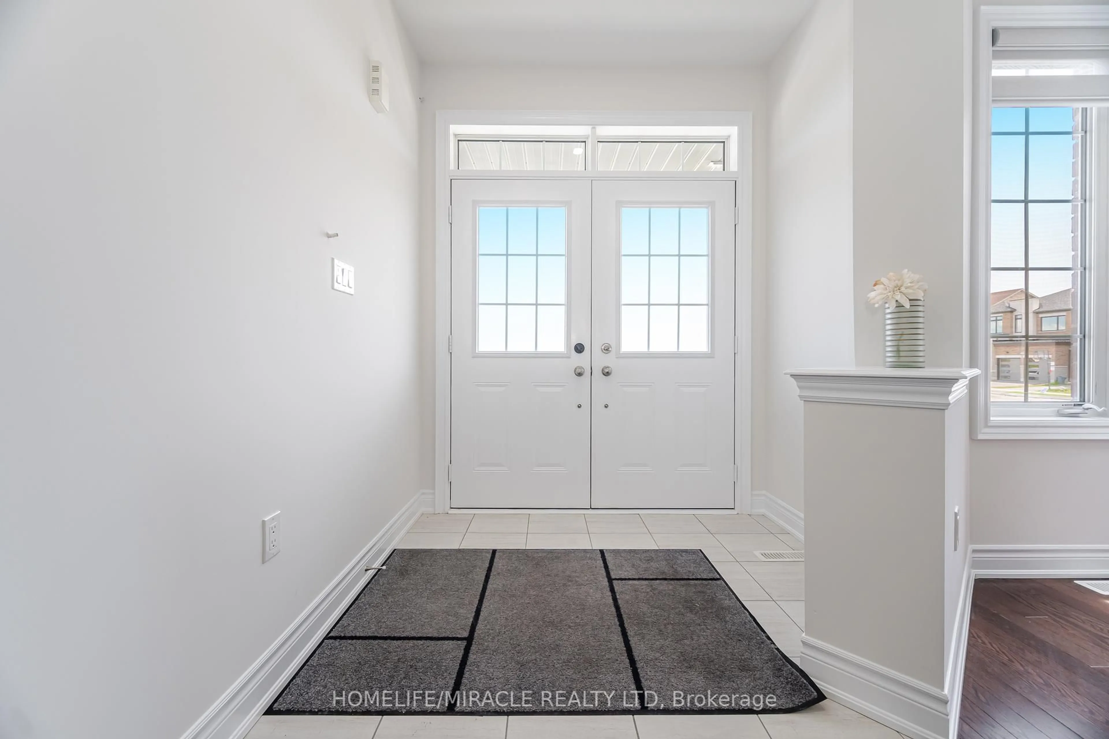 Indoor entryway for 624 Barons St, Vaughan Ontario L4H 5C5
