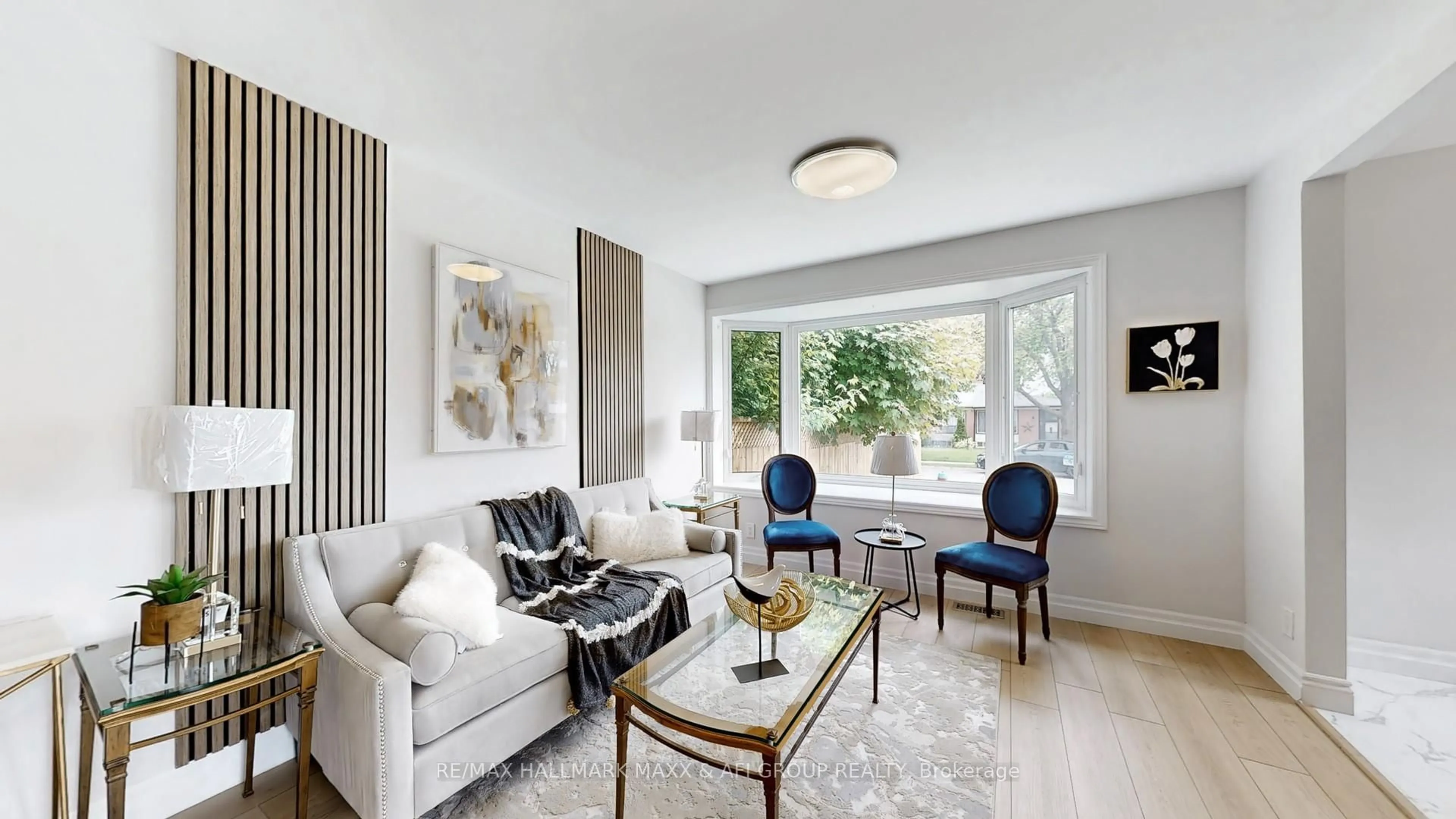 Living room with furniture, unknown for 319 Taylor Mills Dr, Richmond Hill Ontario L4C 2T8