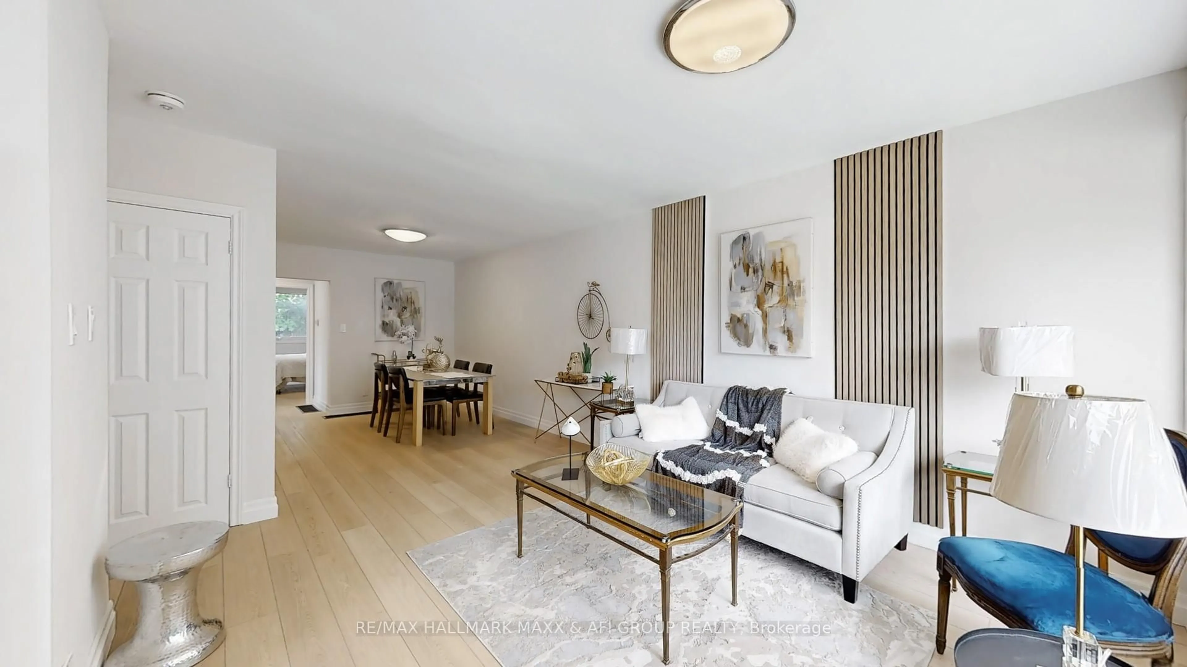 Living room with furniture, unknown for 319 Taylor Mills Dr, Richmond Hill Ontario L4C 2T8