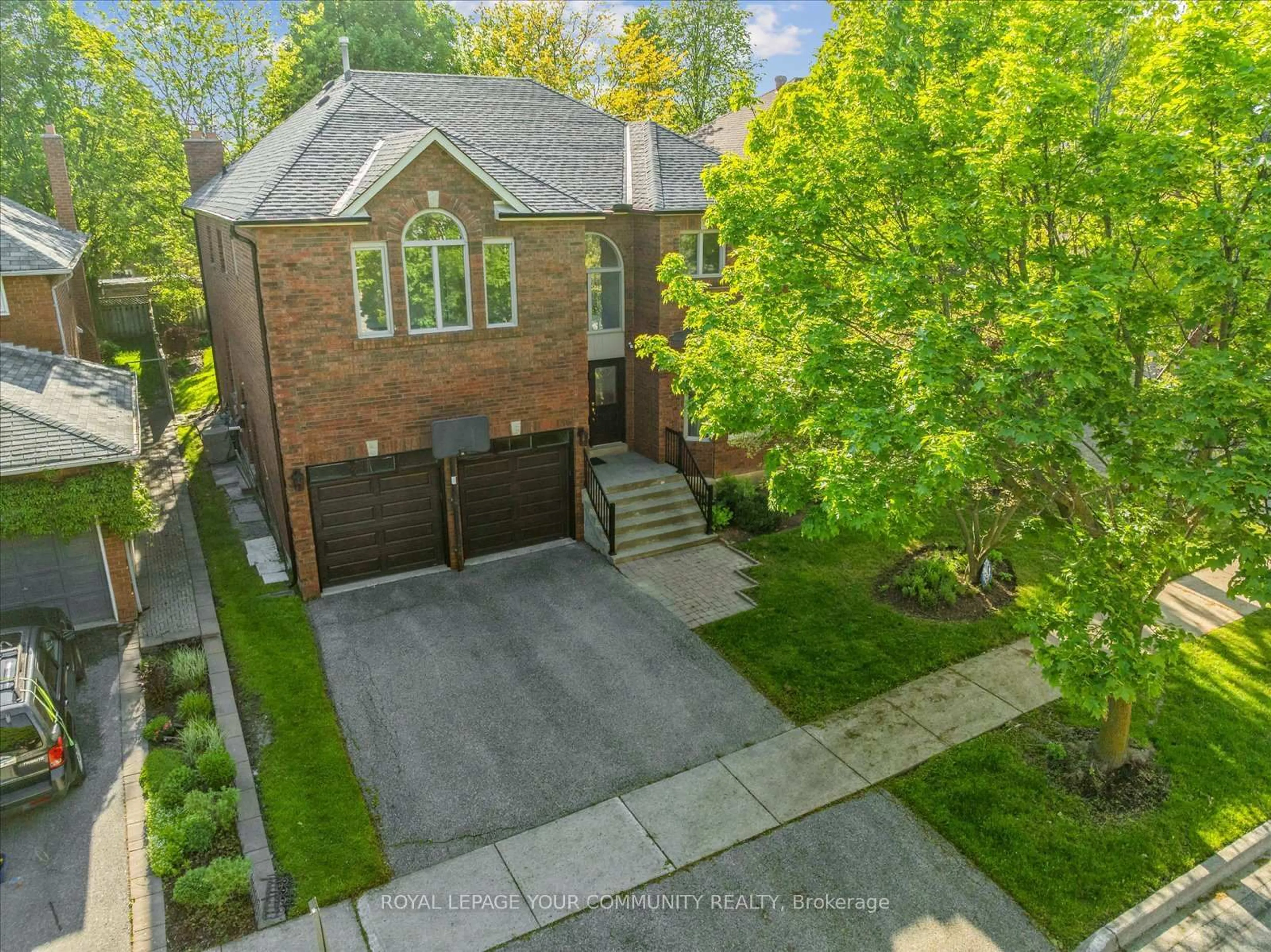 A pic from outside/outdoor area/front of a property/back of a property/a pic from drone, street for 136 Markwood Lane, Vaughan Ontario L4J 7K6