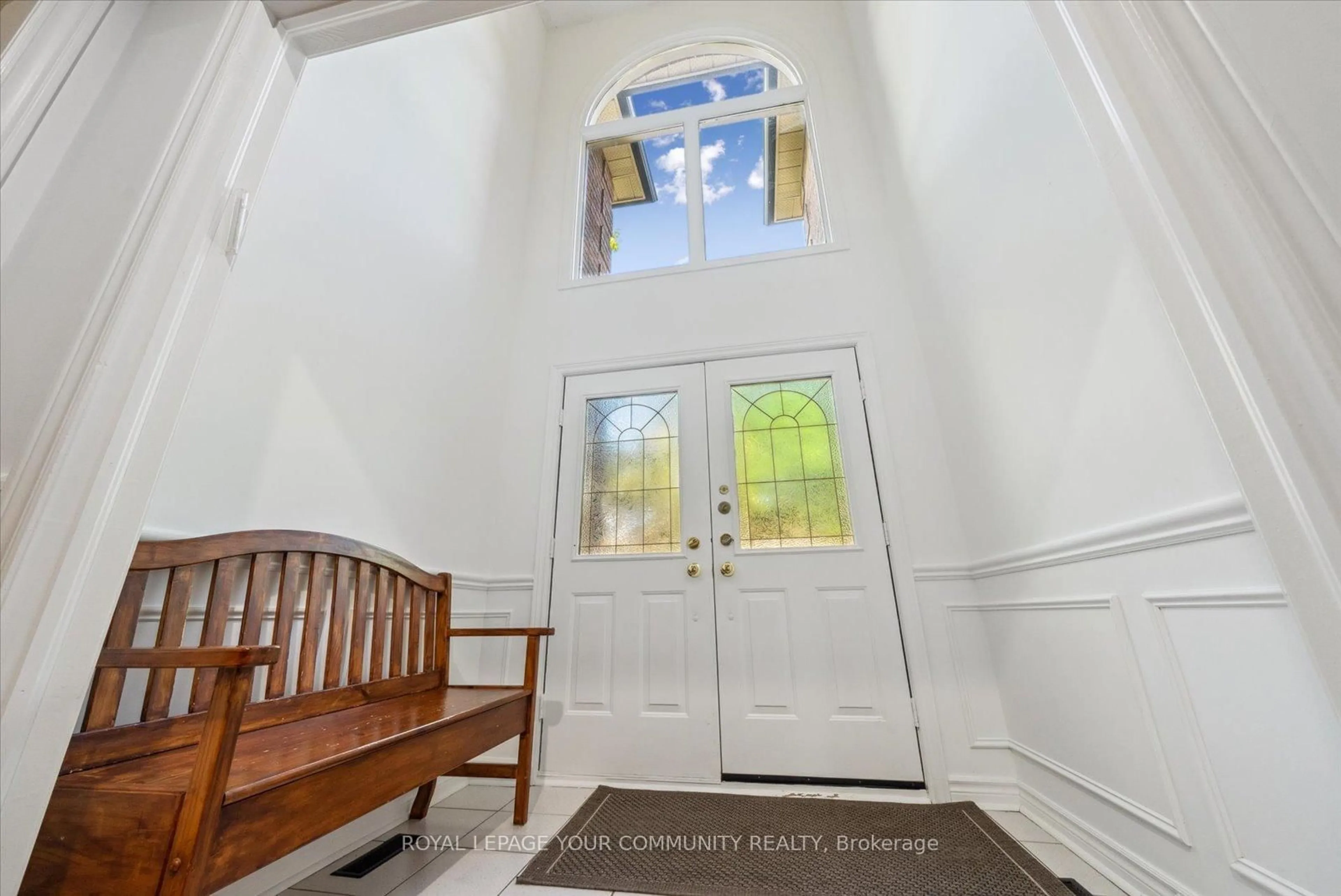 Indoor foyer for 136 Markwood Lane, Vaughan Ontario L4J 7K6