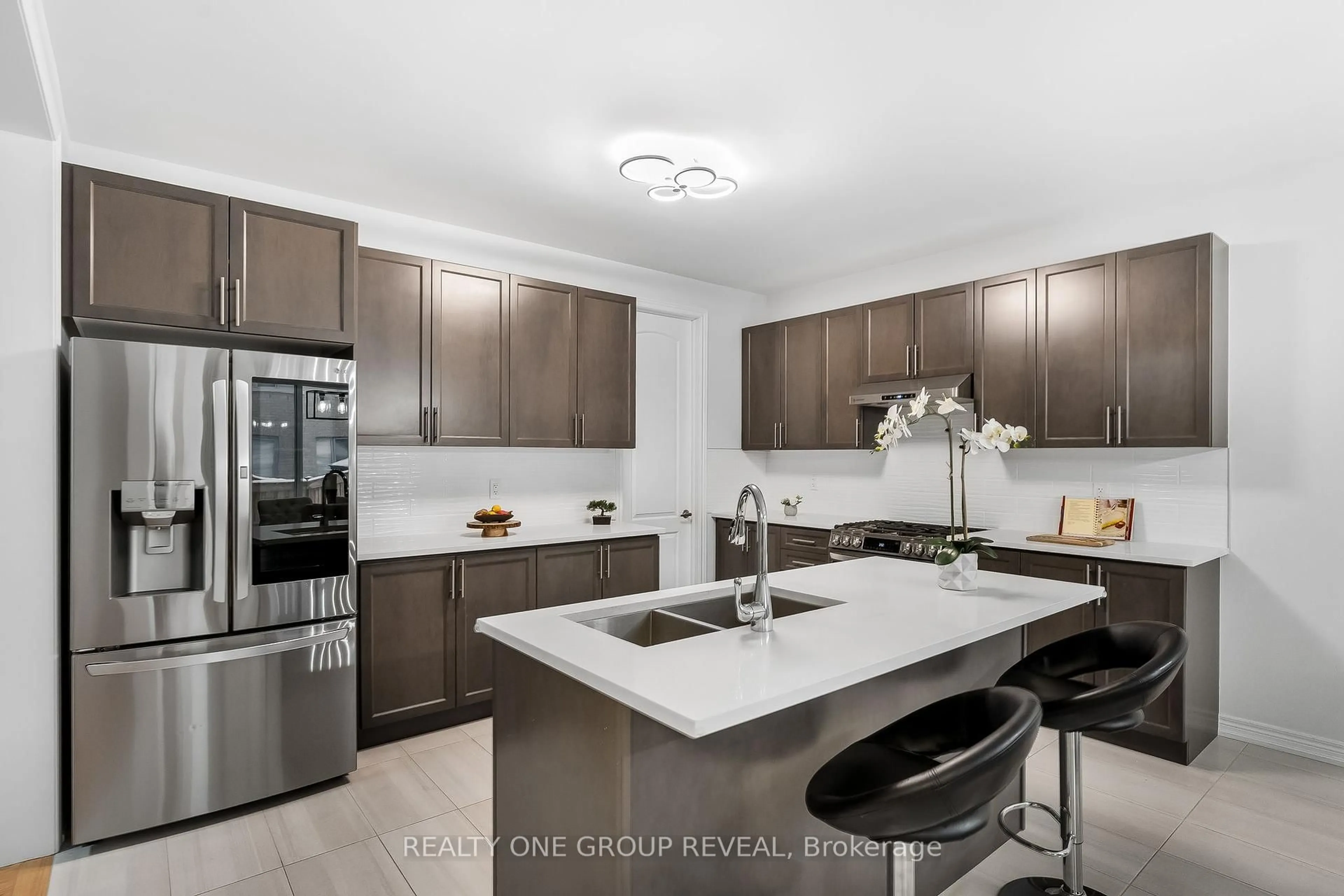 Open concept kitchen, ceramic/tile floor for 46 Busato Dr, Whitchurch-Stouffville Ontario L4A 4V4