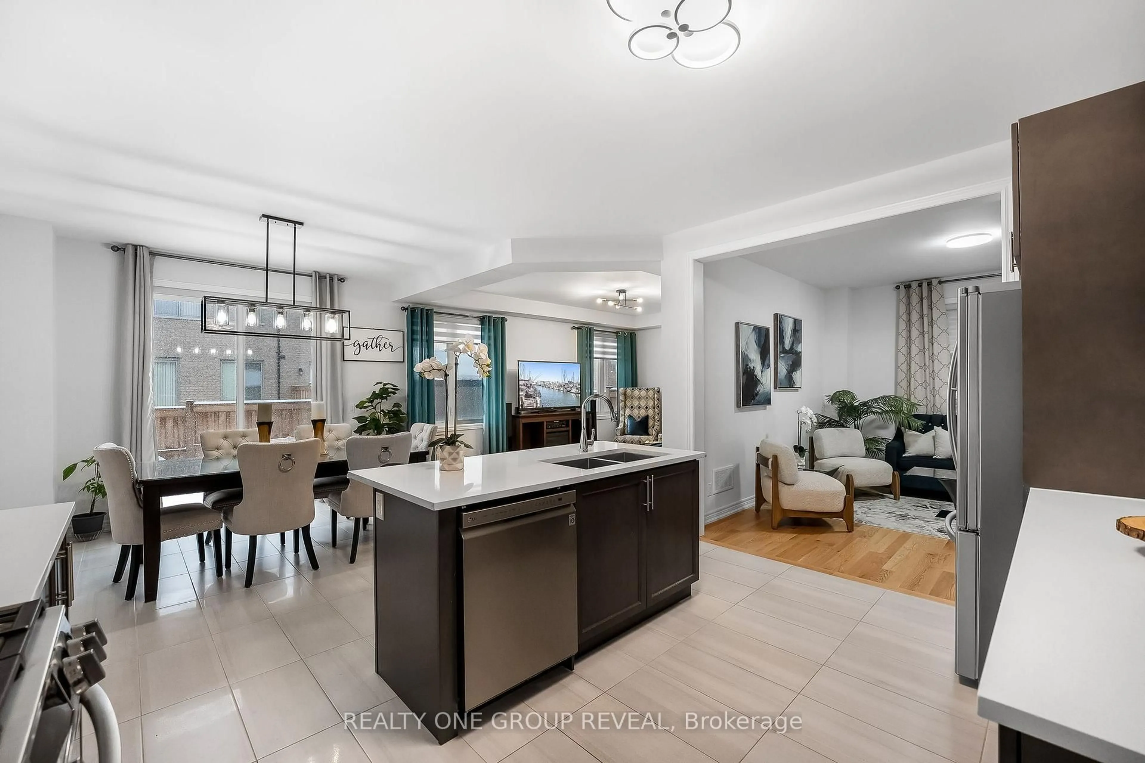 Open concept kitchen, ceramic/tile floor for 46 Busato Dr, Whitchurch-Stouffville Ontario L4A 4V4