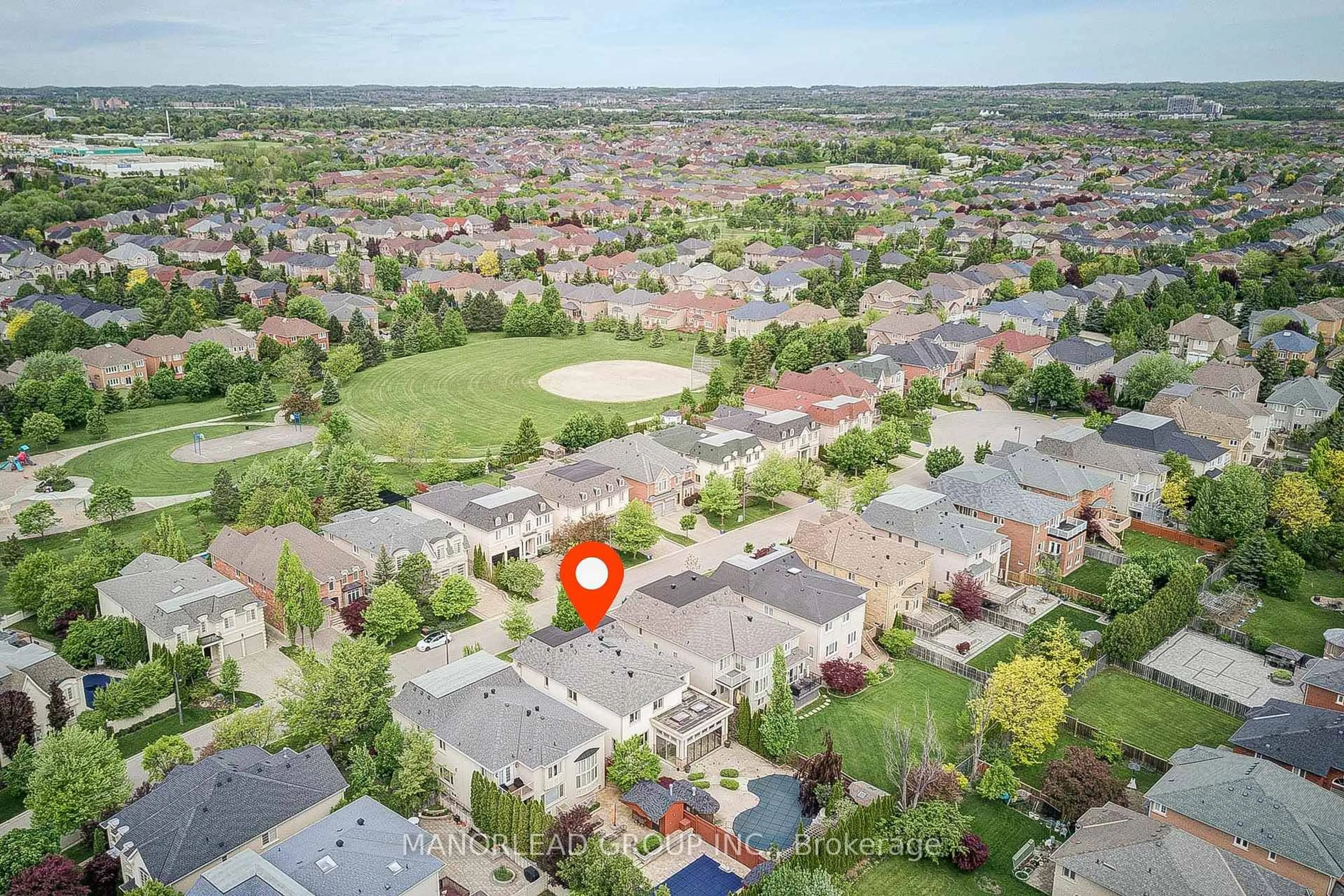 A pic from outside/outdoor area/front of a property/back of a property/a pic from drone, street for 7 Ormsby Crt, Richmond Hill Ontario L4B 4P8