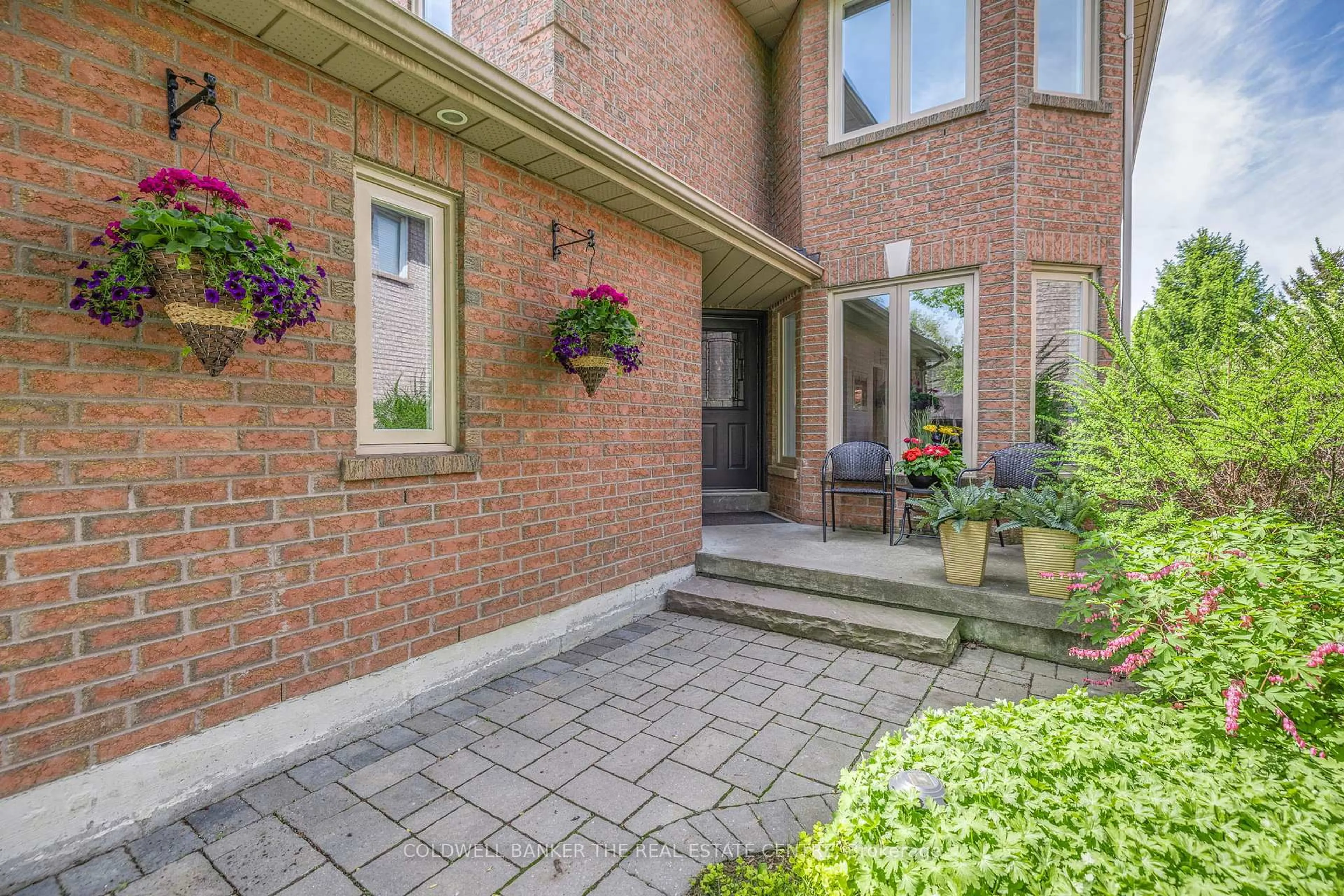 Patio, street for 452 Flanagan Crt, Newmarket Ontario L3X 2E9