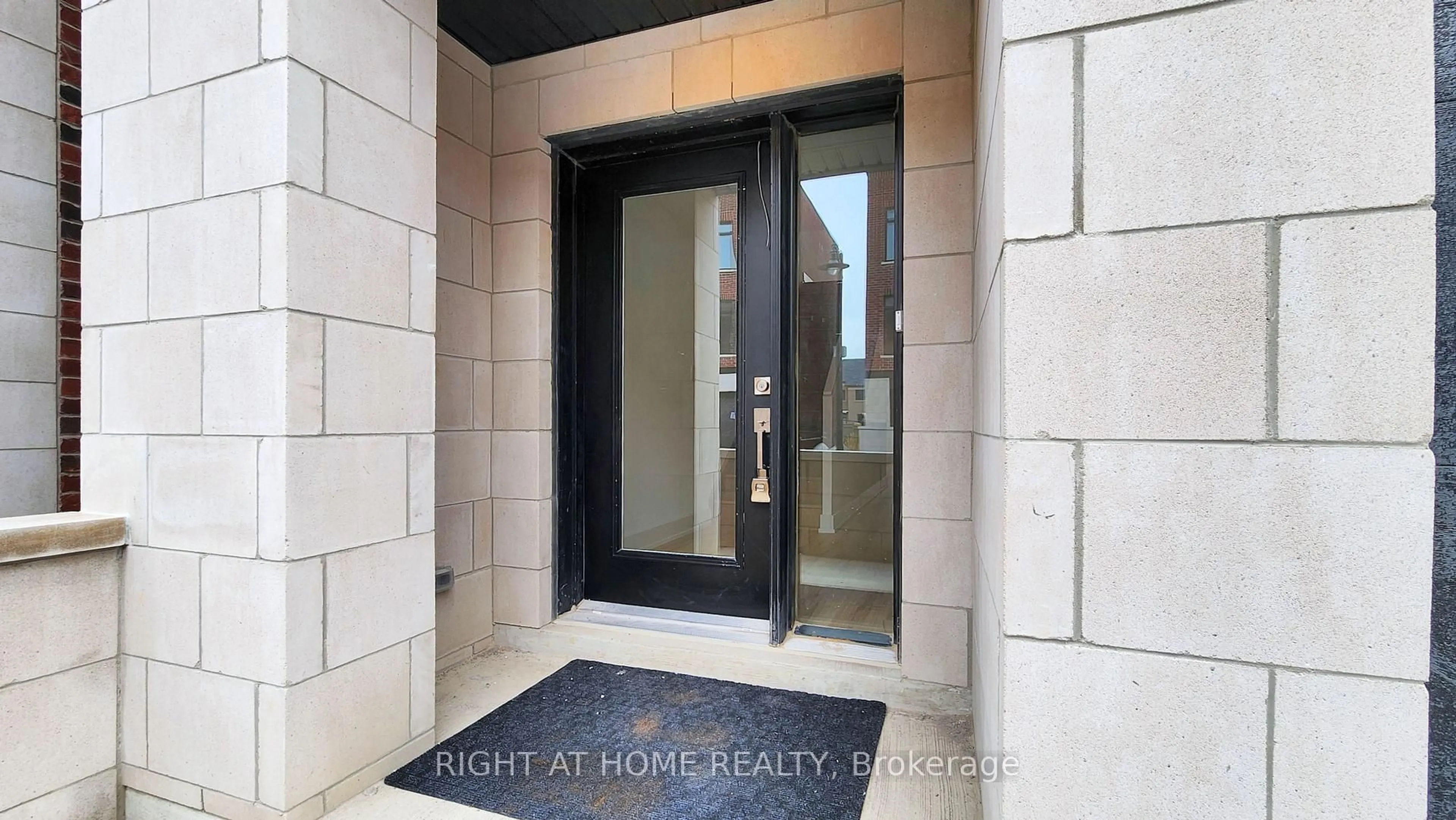 Indoor entryway for 21 Chestnut Crt, Aurora Ontario L4G 4A4