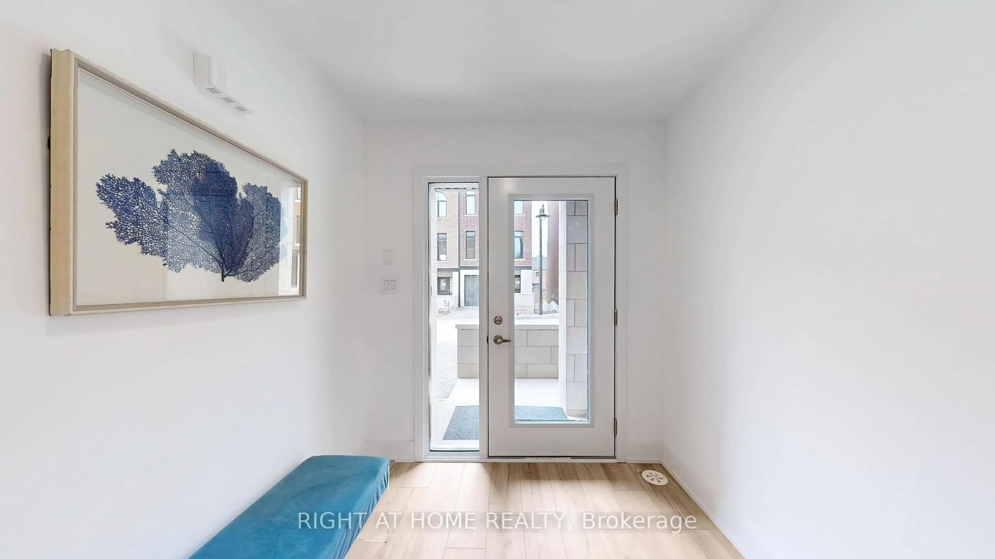 Indoor entryway for 21 Chestnut Crt, Aurora Ontario L4G 4A4