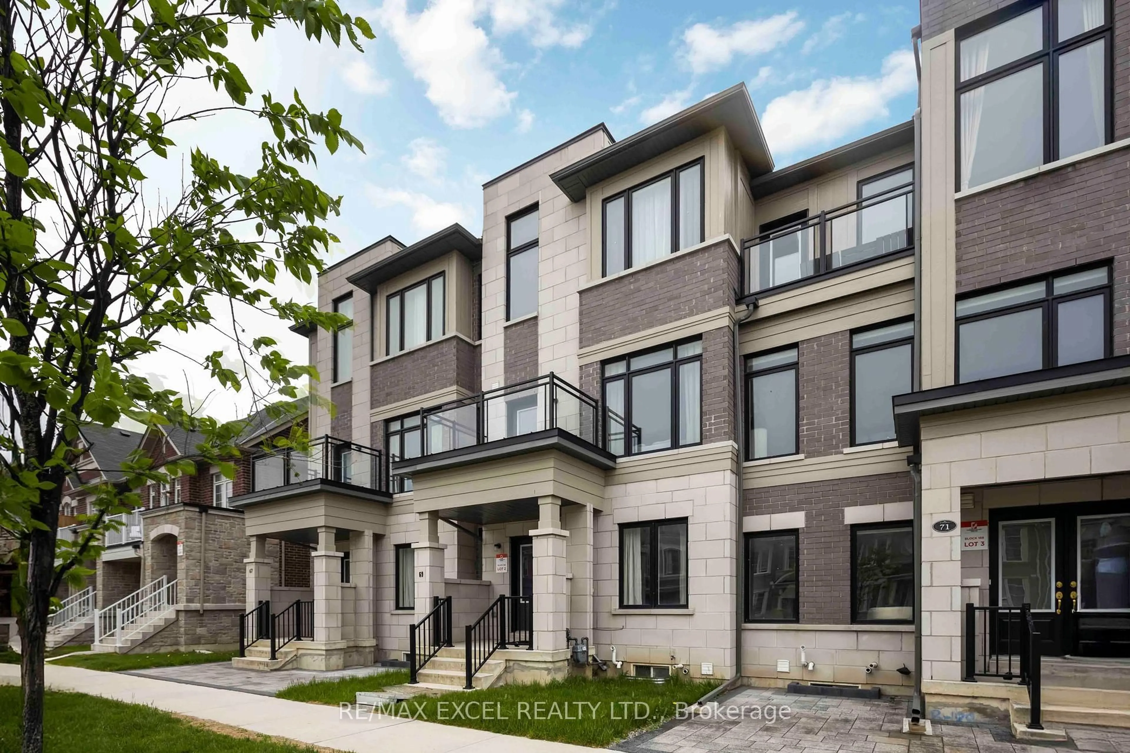 Home with brick exterior material, street for 69 William F Bell Pkwy, Richmond Hill Ontario L4S 0K1