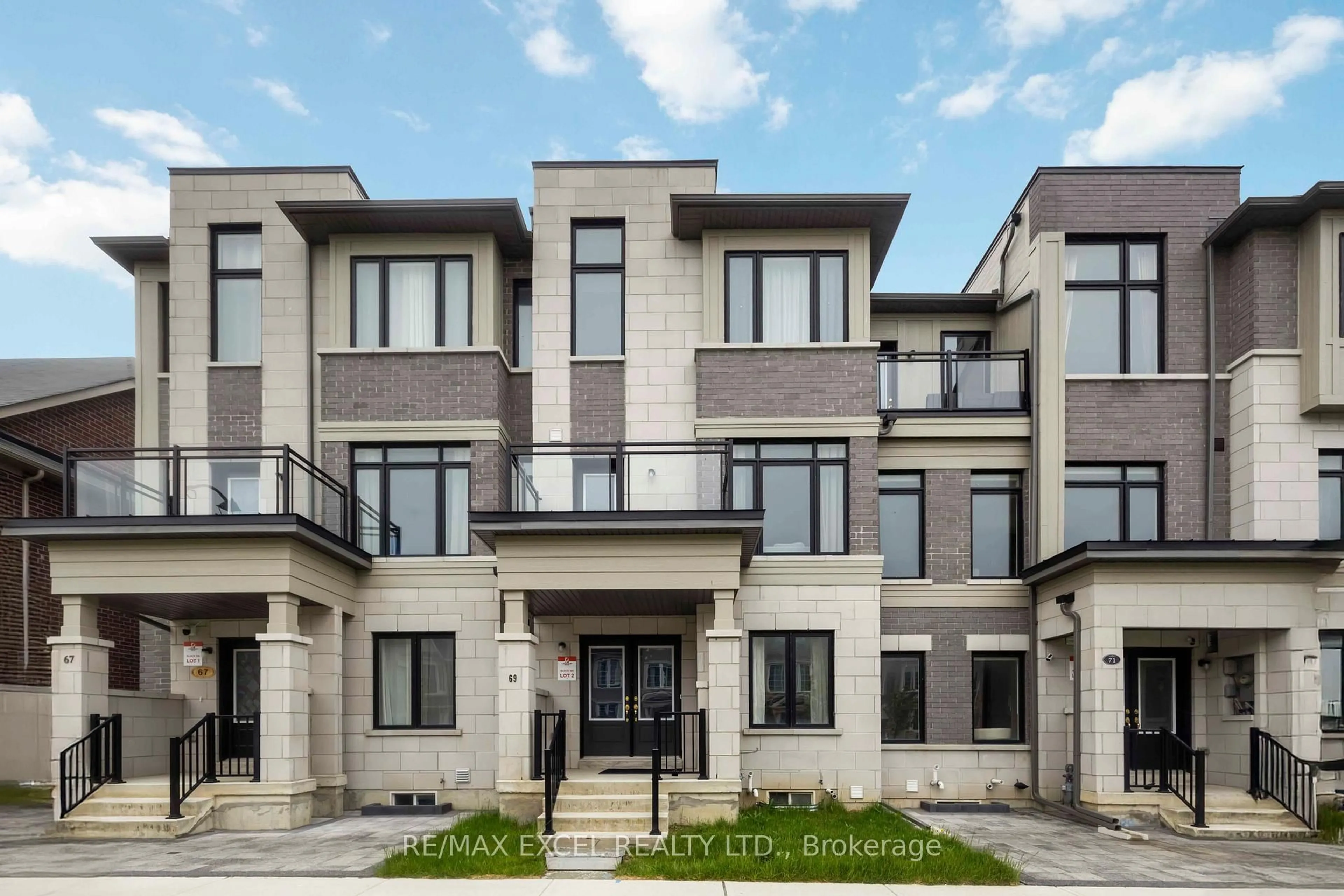 Home with brick exterior material, unknown for 69 William F Bell Pkwy, Richmond Hill Ontario L4S 0K1