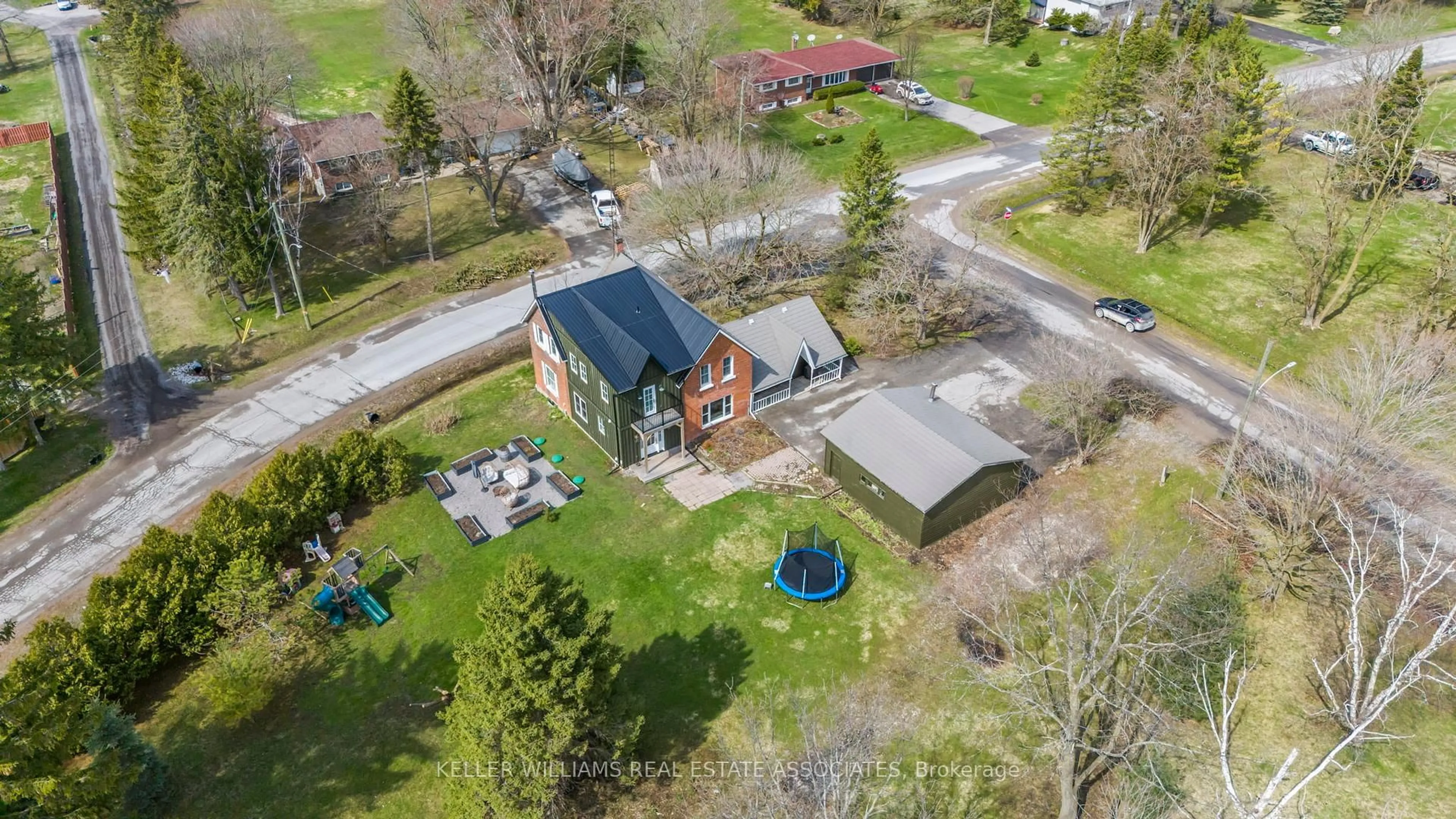 A pic from outside/outdoor area/front of a property/back of a property/a pic from drone, street for 6 Scott Crt, Uxbridge Ontario L0C 1C0
